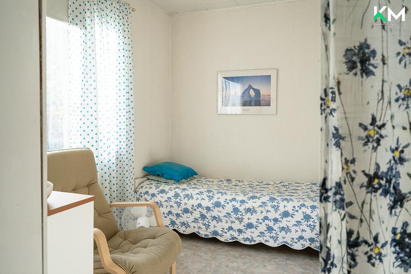 Pienemmän makuuhuoneen tunnelmaa.