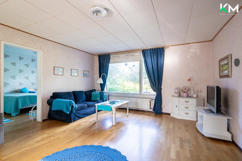 Tämän kodin sydän on tilava olohuone, johon yhdistyy ruokailutila.