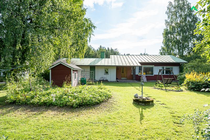 Hyvä sijainti Hirsimäessä, lyhyt matka päiväkotiin, kouluun ja lähikauppaan. Tervetuloa tutustumaan!