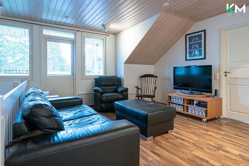 Yläkerrassa on perheen arkiolohuone.