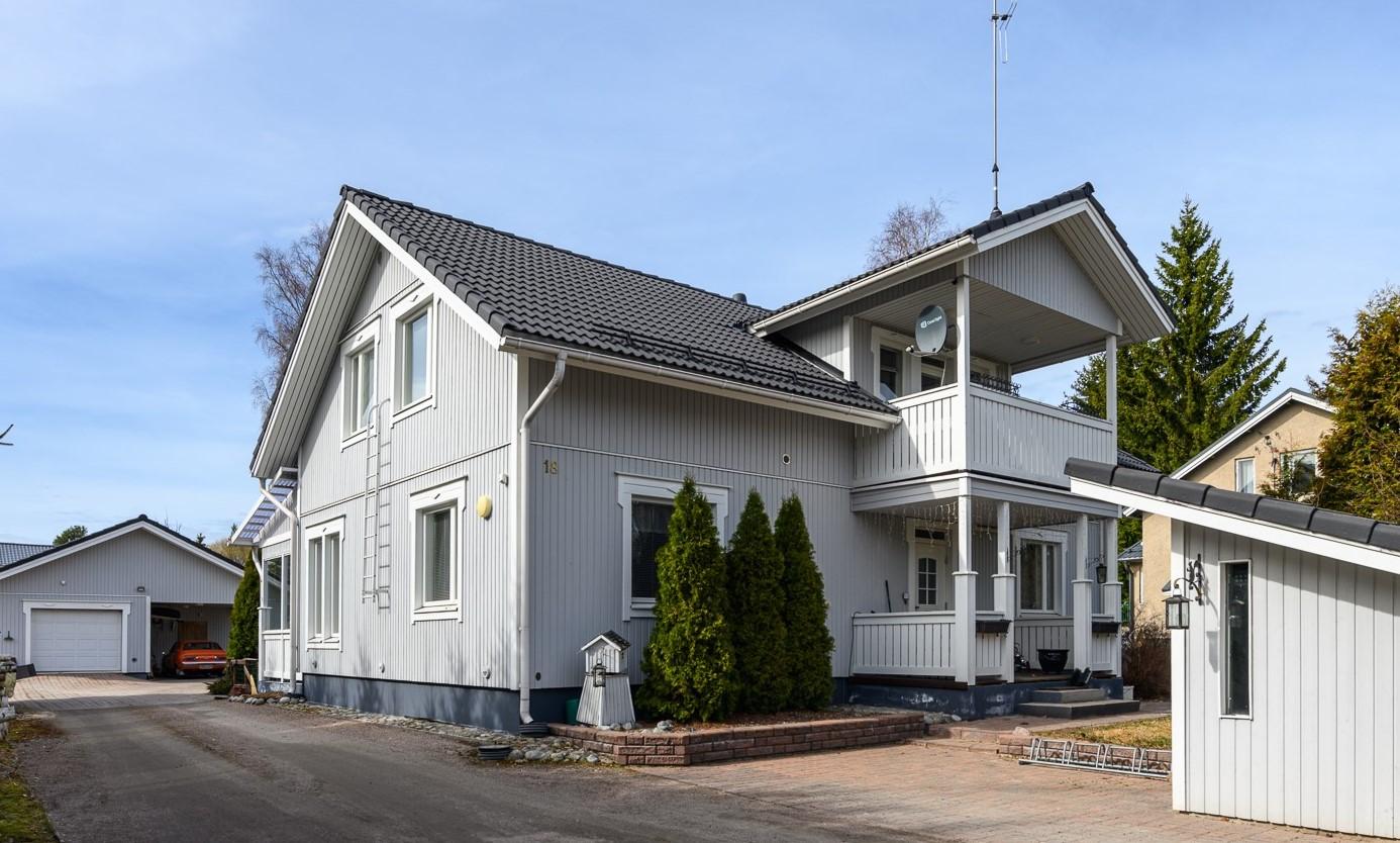 Tilava ja viihtyisä omakotitalo sijaitsee omalla tontilla rauhallisella asuinalueella. Erillinen lämmin autotalli/autokatos/varastorakennus.