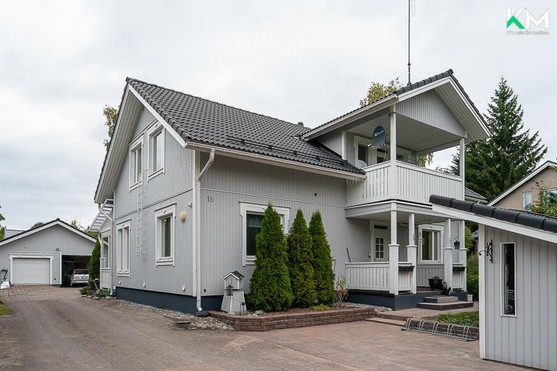  Lähellä sijaitsee mm. päiväkoti, alakoulu ja ruokakauppa. Tervetuloa ihastumaan!