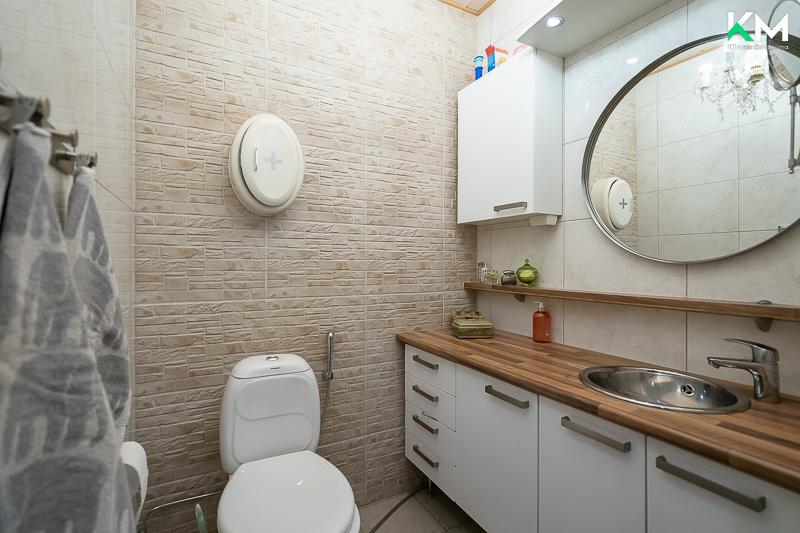 Alakerran erillinen wc on vaaleasävyinen.