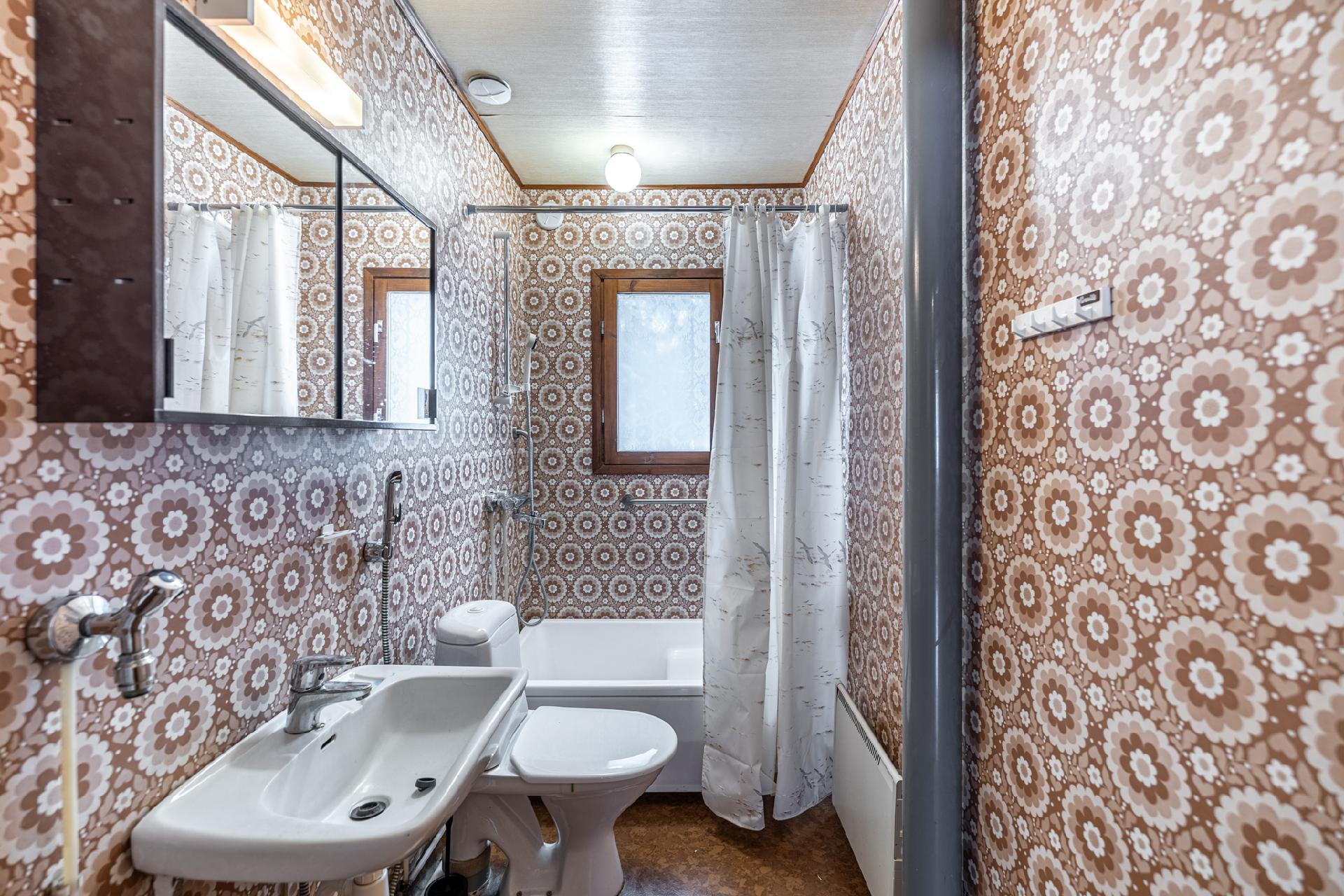 Alakerran wc/kylpyhuone