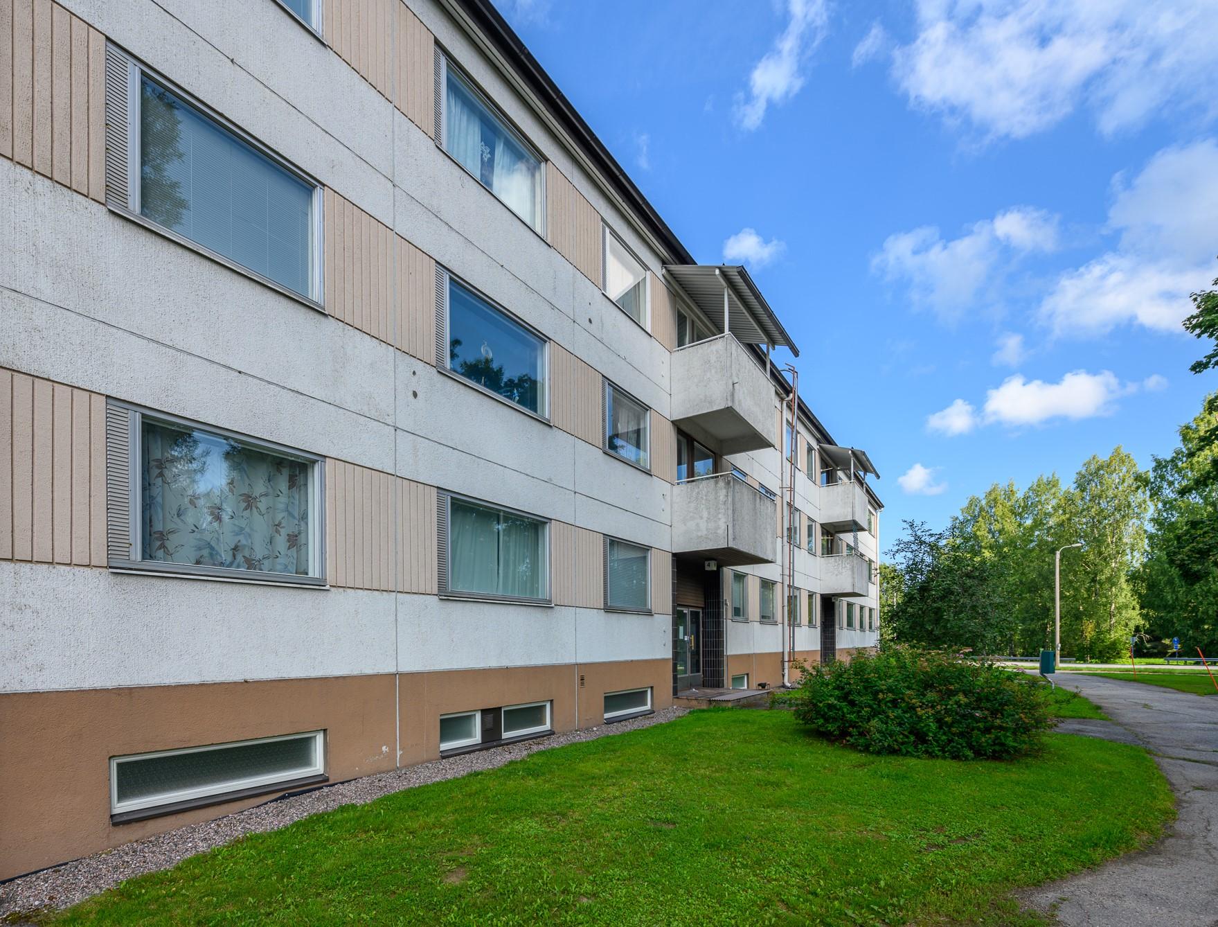 Pienen kävelymatkan päästä löytyvät kaikki palvelut: lähikaupat, rautatieasema, koulu, päiväkoti, terveyskeskus, kuntosali, kirjasto ja ulkoilualueet sekä leikkipuisto. Tervetuloa tutustumaan!