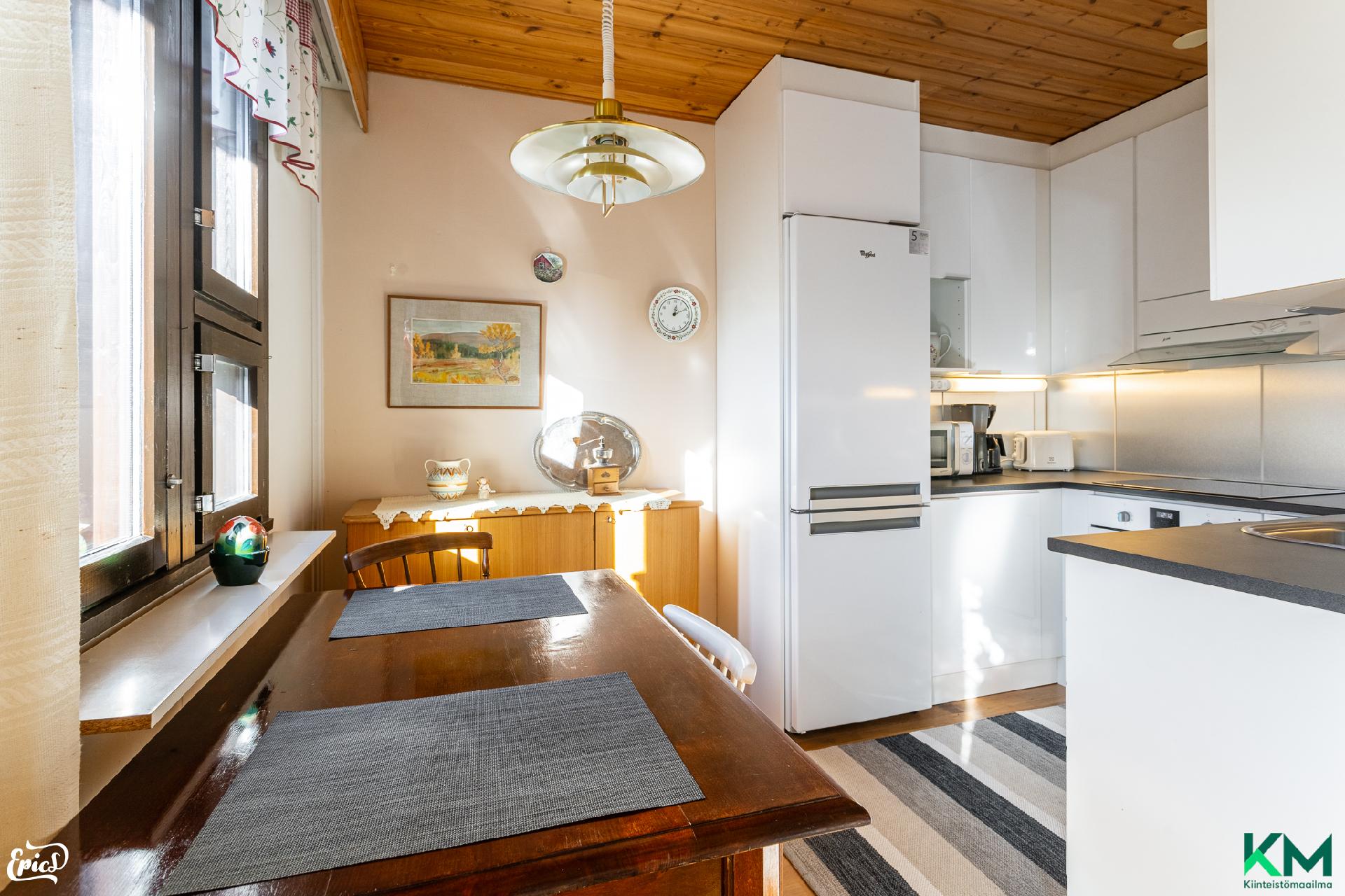 Ruokailutila ja keittiötä