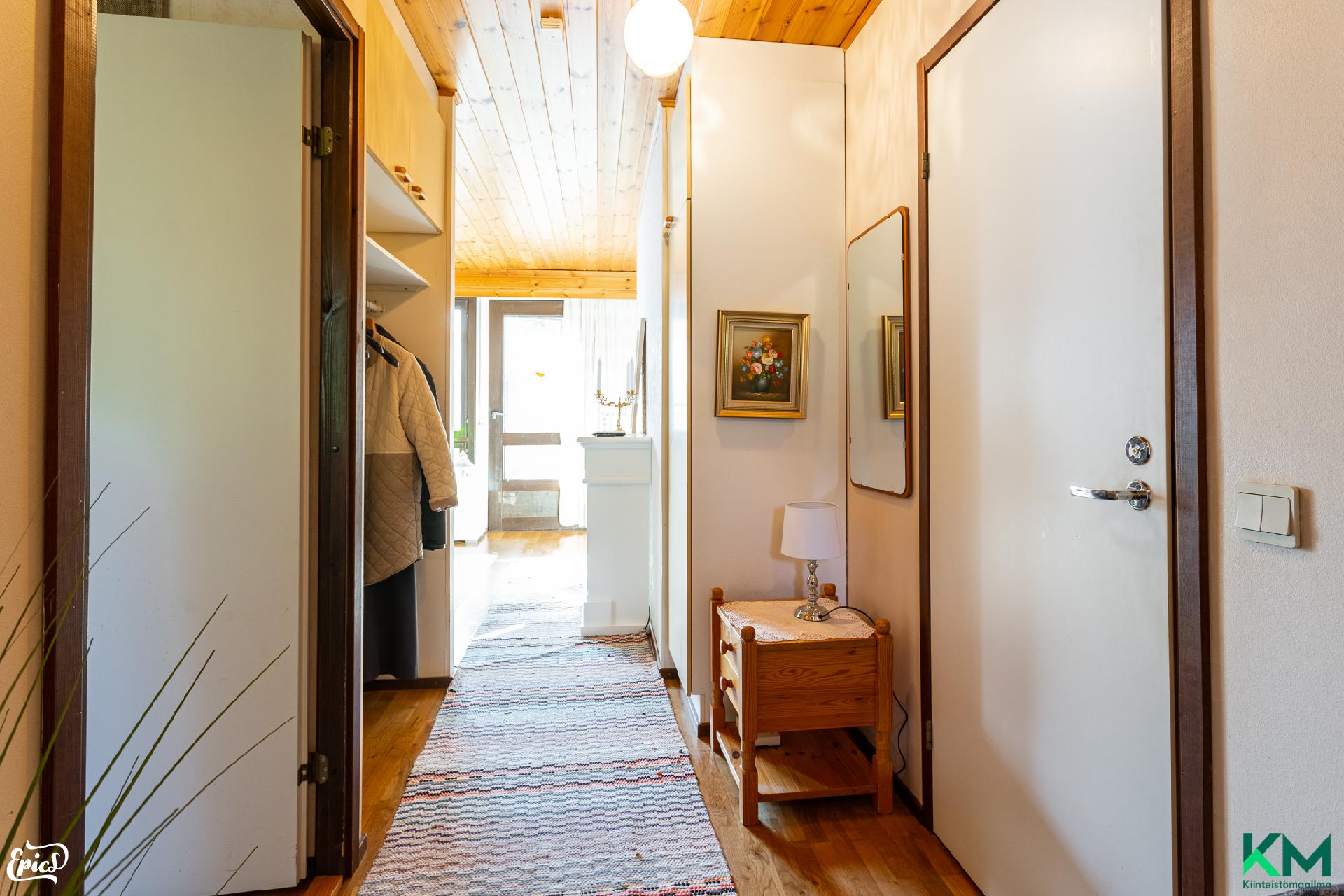 Näkymä eteisestä asuntoon, vasemmalla ovi mh:een, oikealla kph:een