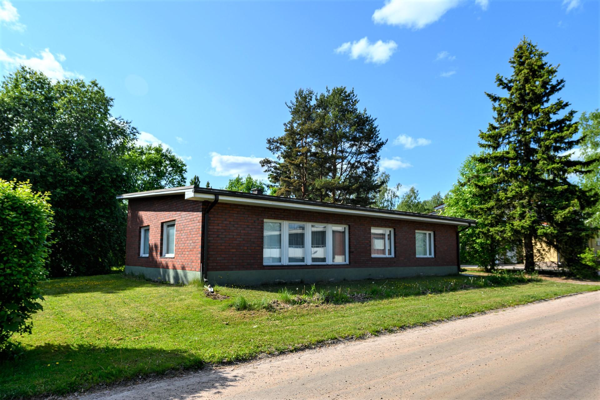 Tilava omakotitalo sijaitsee rauhallisella Petsamon asuinalueella. Yksitasoisessa, v. 1970 valmistuneessa kodissa on viisi huonetta, autotalli ja paljon säilytystilaa.