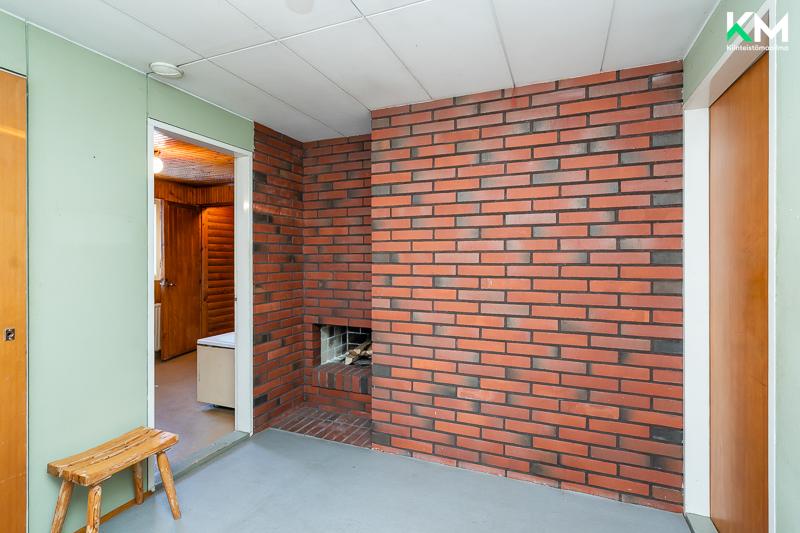 Omakotitalon siivessä taas sijaitsee takkahuone, kylpyhuone ja sauna sekä kylmiö, varasto, tekninen tila ja autotalli. 