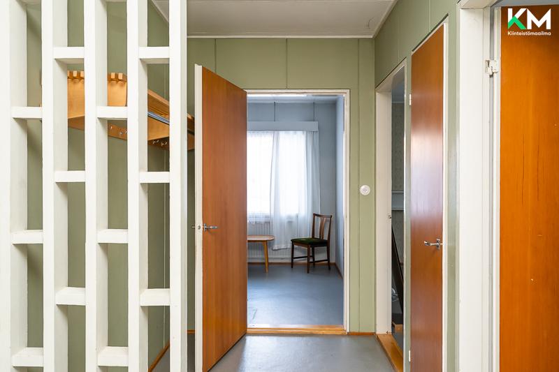 Kodissa sisustuksessa on säilynyt ajalle tyypillisiä yksityiskohtia.