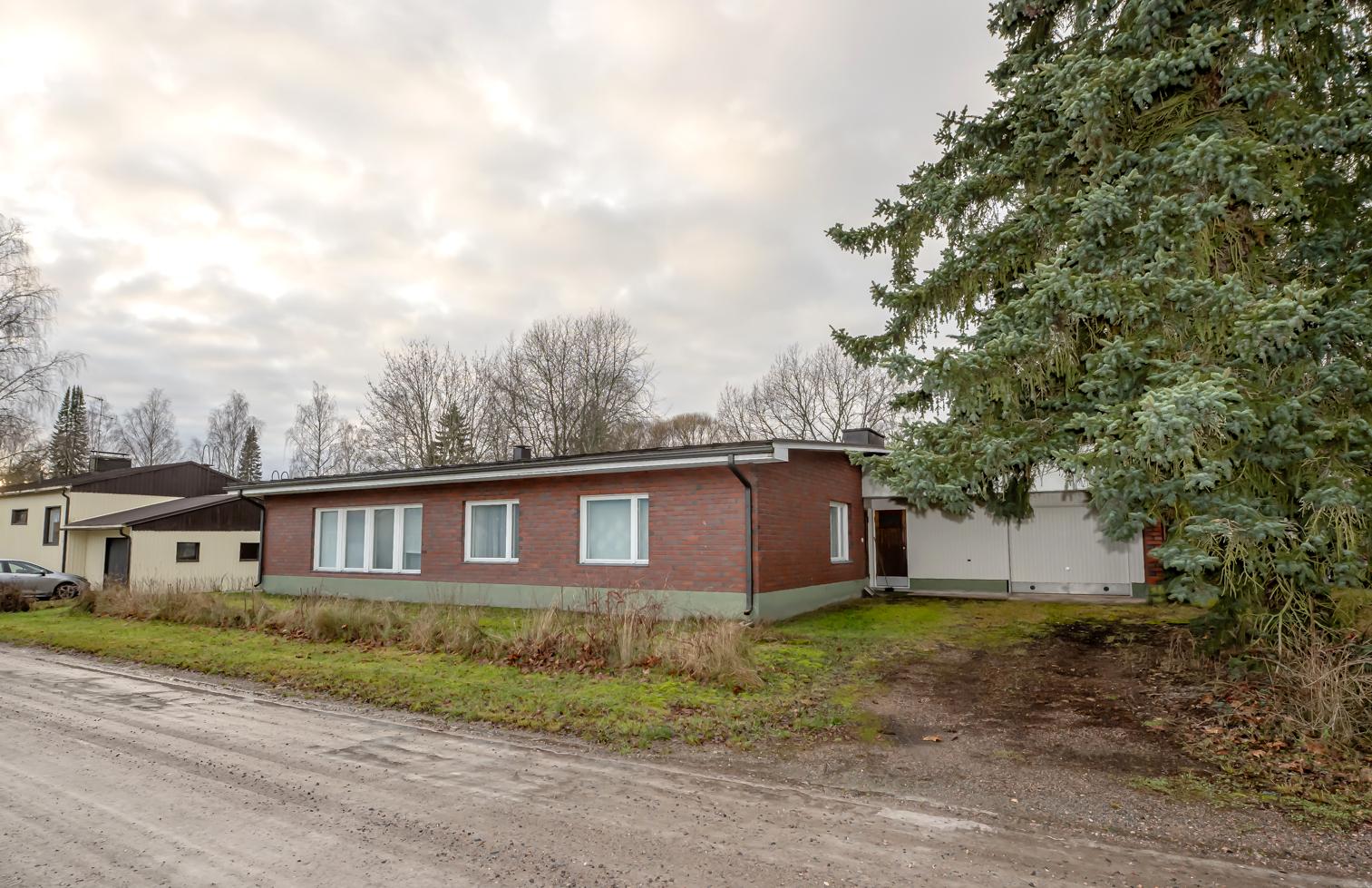 Tilava omakotitalo sijaitsee rauhallisella Petsamon asuinalueella. Yksitasoisessa, v. 1970 valmistuneessa kodissa on viisi huonetta, autotalli ja paljon säilytystilaa.