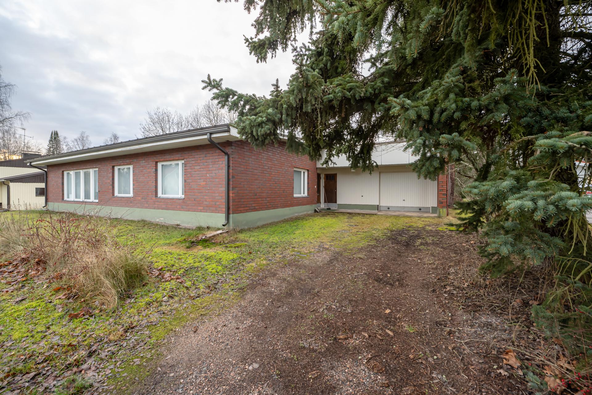 Lähellä sijaitsee mm. päiväkoti, alakoulu ja ruokakauppa sekä urheilutalo. Tervetuloa tutustumaan kodin mahdollisuuksiin!