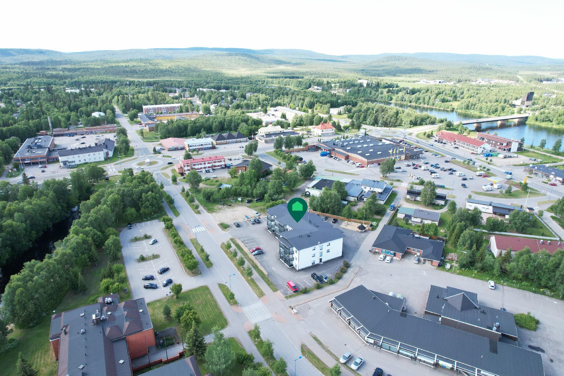 Piiskunportti sijaitsee parhaalla paikalla, keskellä Ivalon kylää.
