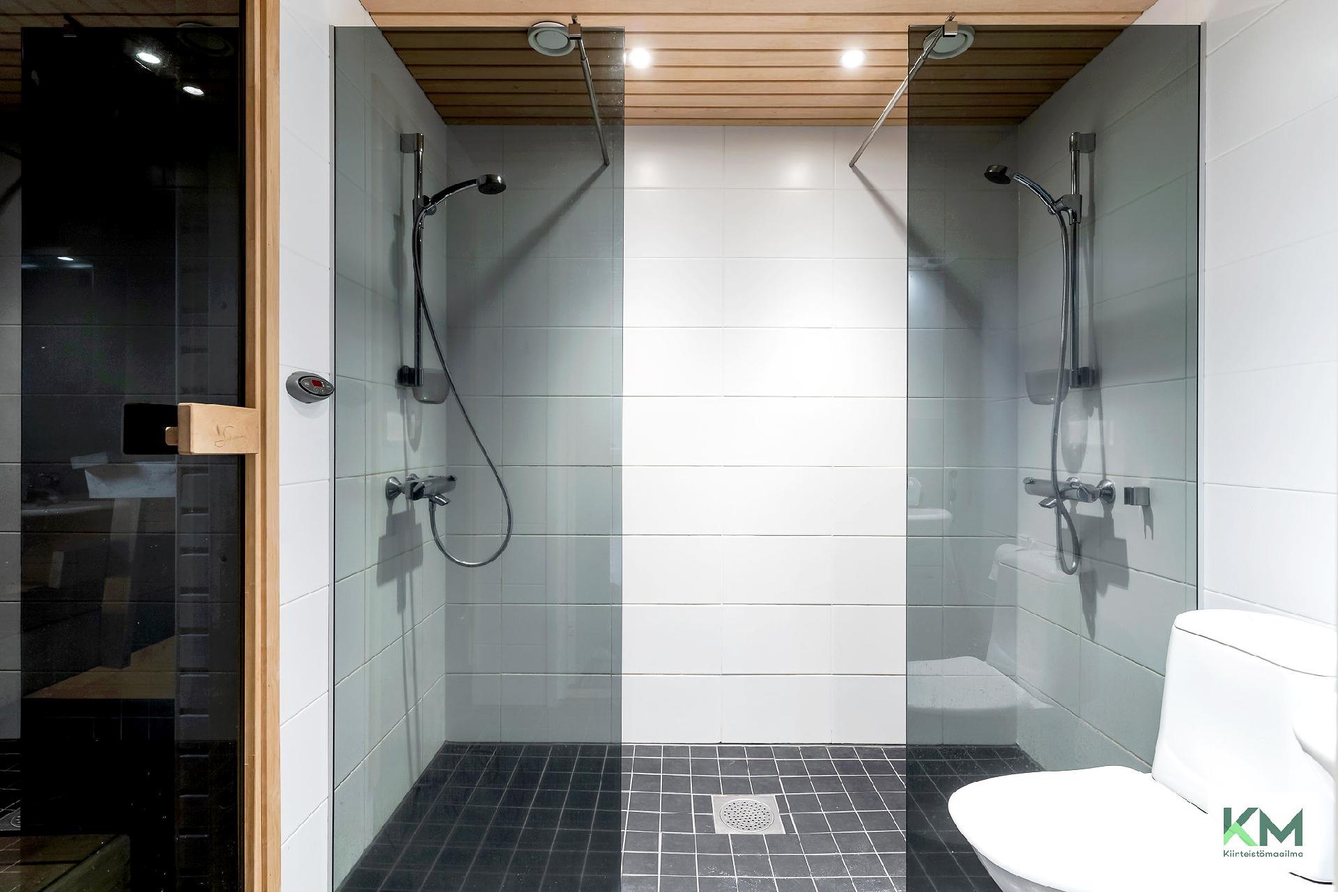 Pesuhuoneessa on 2 suihkua ja WC.