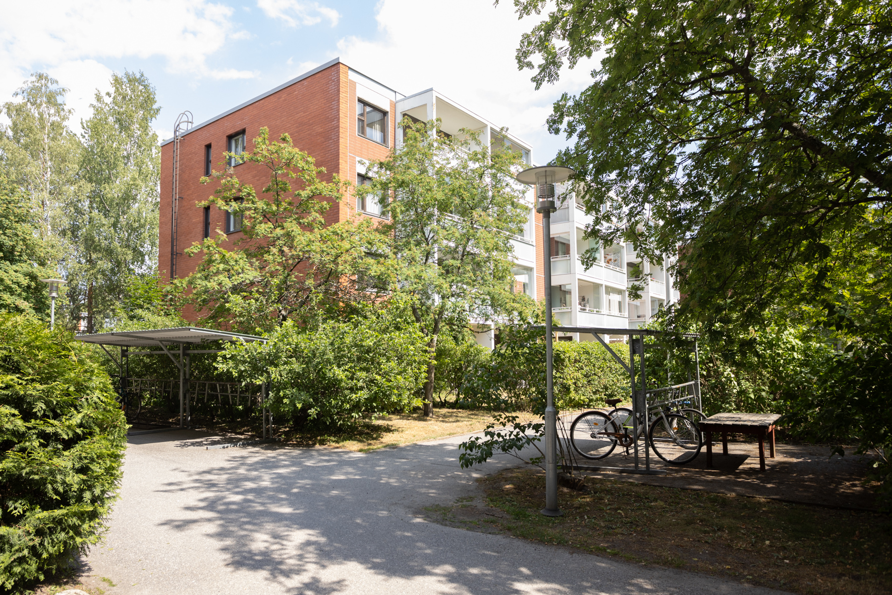 Taloyhtiön pihaa (vehreään aikaan)