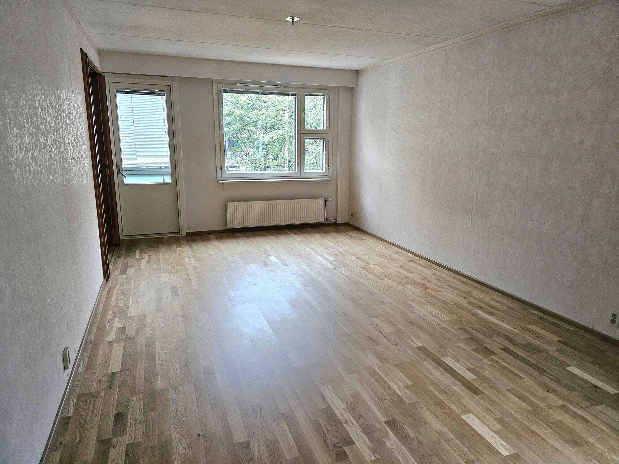 Olohuone uusilla ikkunoilla ja parvekkeen ovella