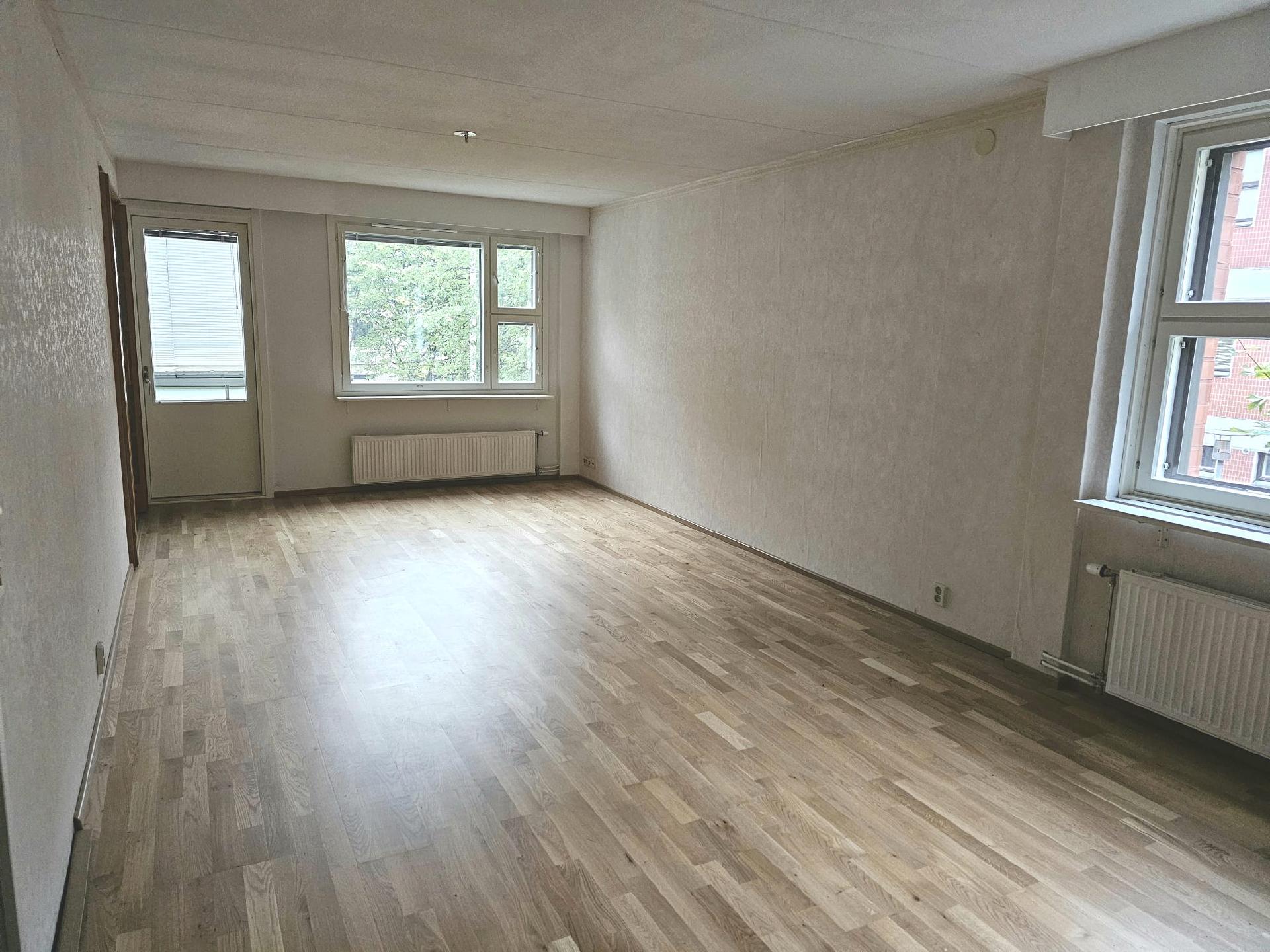 Olohuone uusilla ikkunoilla ja parvekkeen ovella