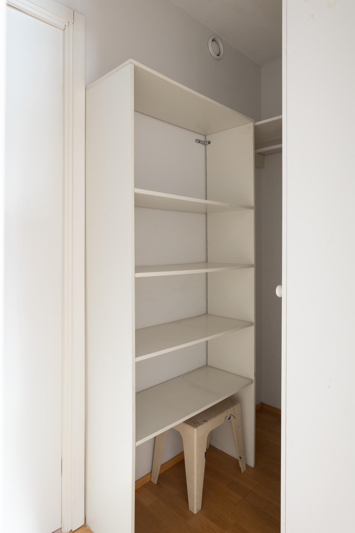 Läpikuljettava vaatehuone, joka on makuuhuone 3 yhteydessä