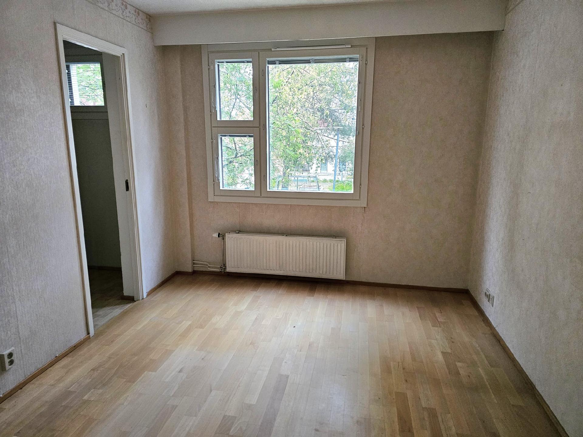 Makuuhuone 2 uusilla ikkunoilla