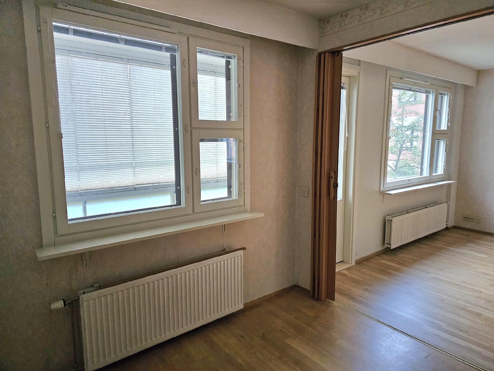 Makuuhuone 3:sta ja olohuonetta uusilla ikkunoilla ja parvekkeen ovella