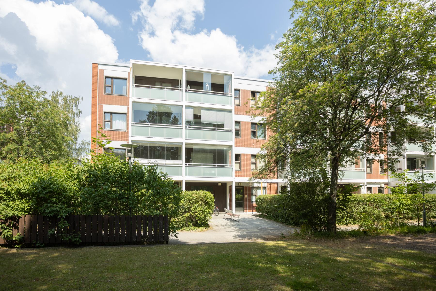 Taloyhtiön pihaa (vehreään aikaan)