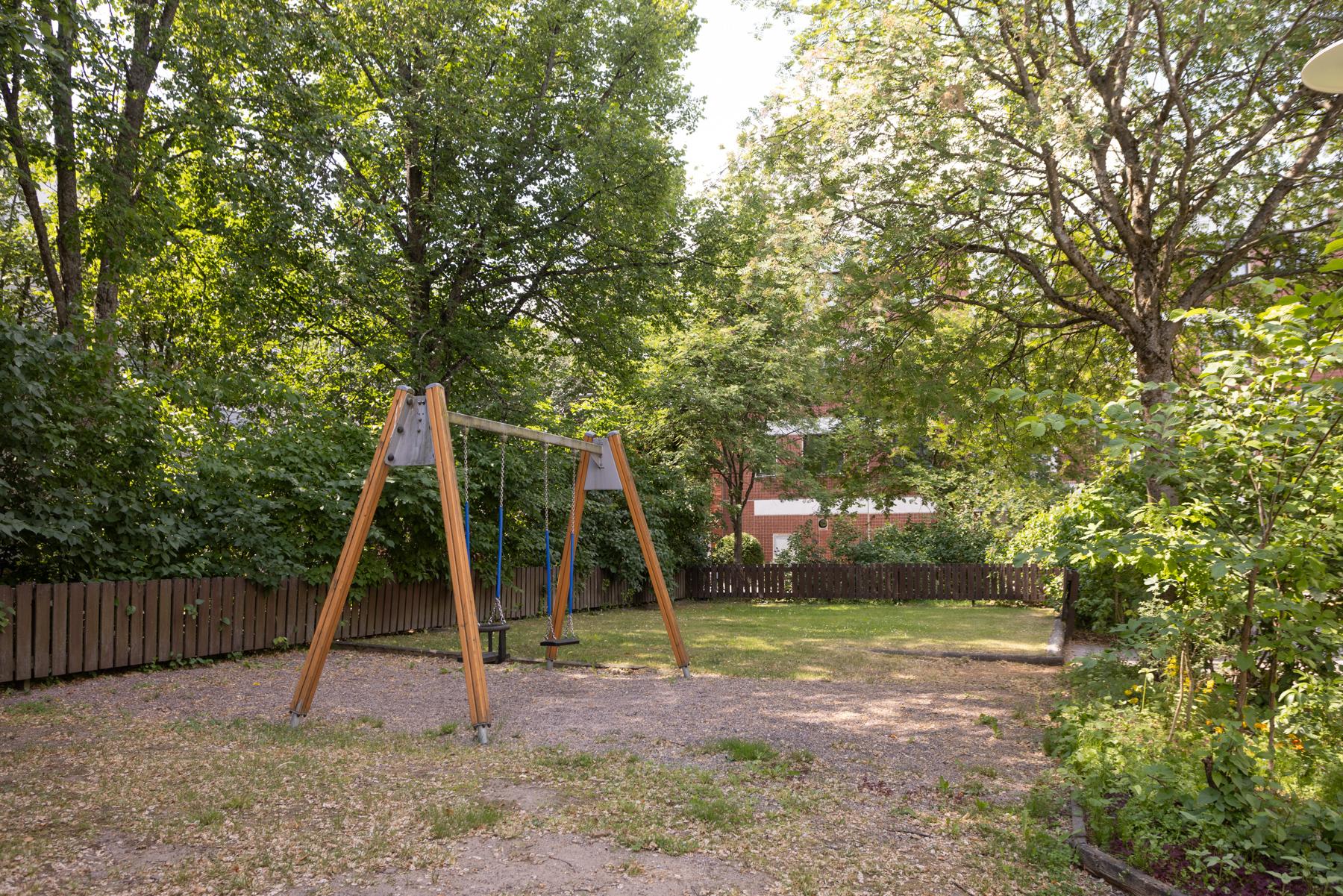 Taloyhtiön pihaa (vehreään aikaan)