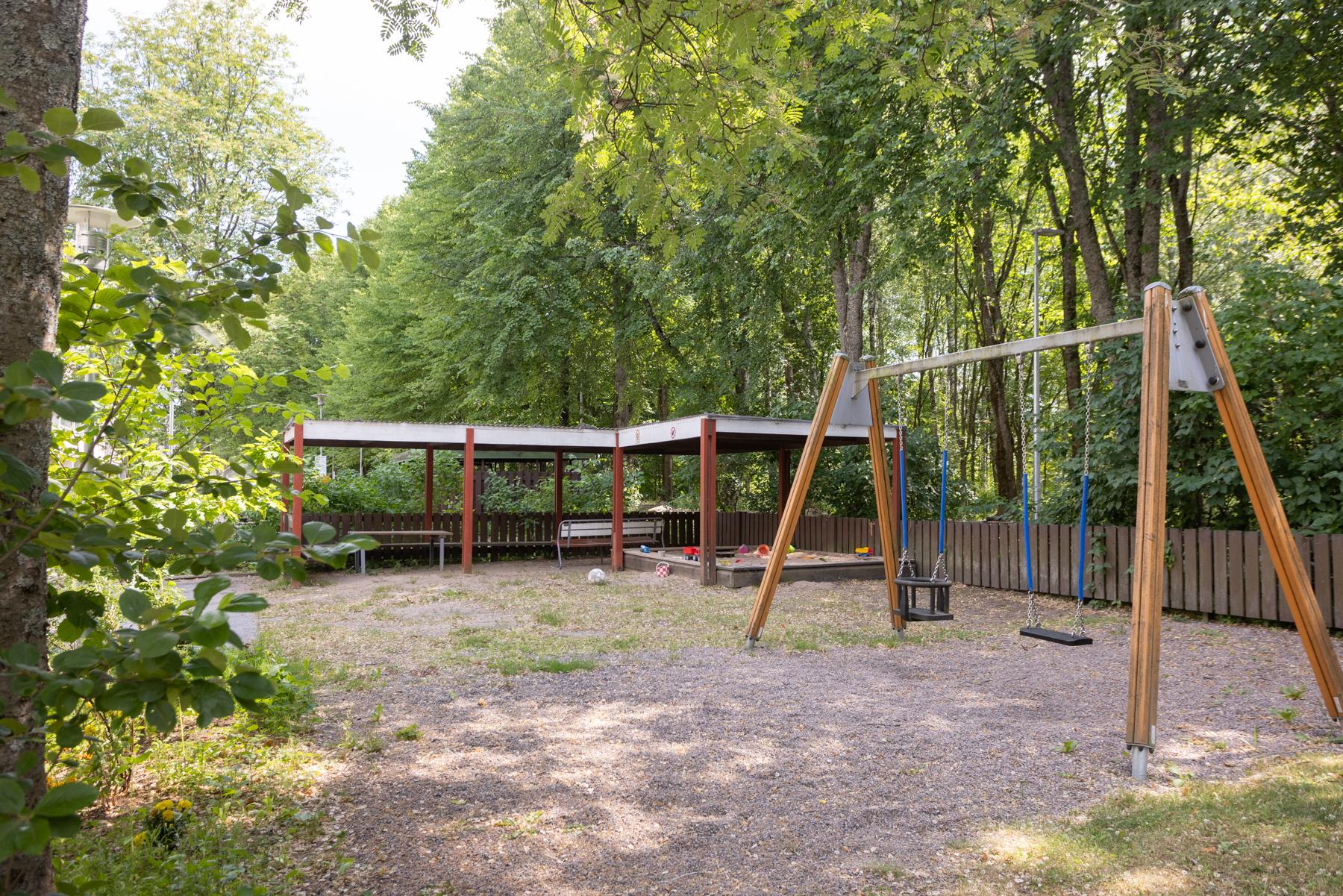 Taloyhtiön pihaa (vehreään aikaan)