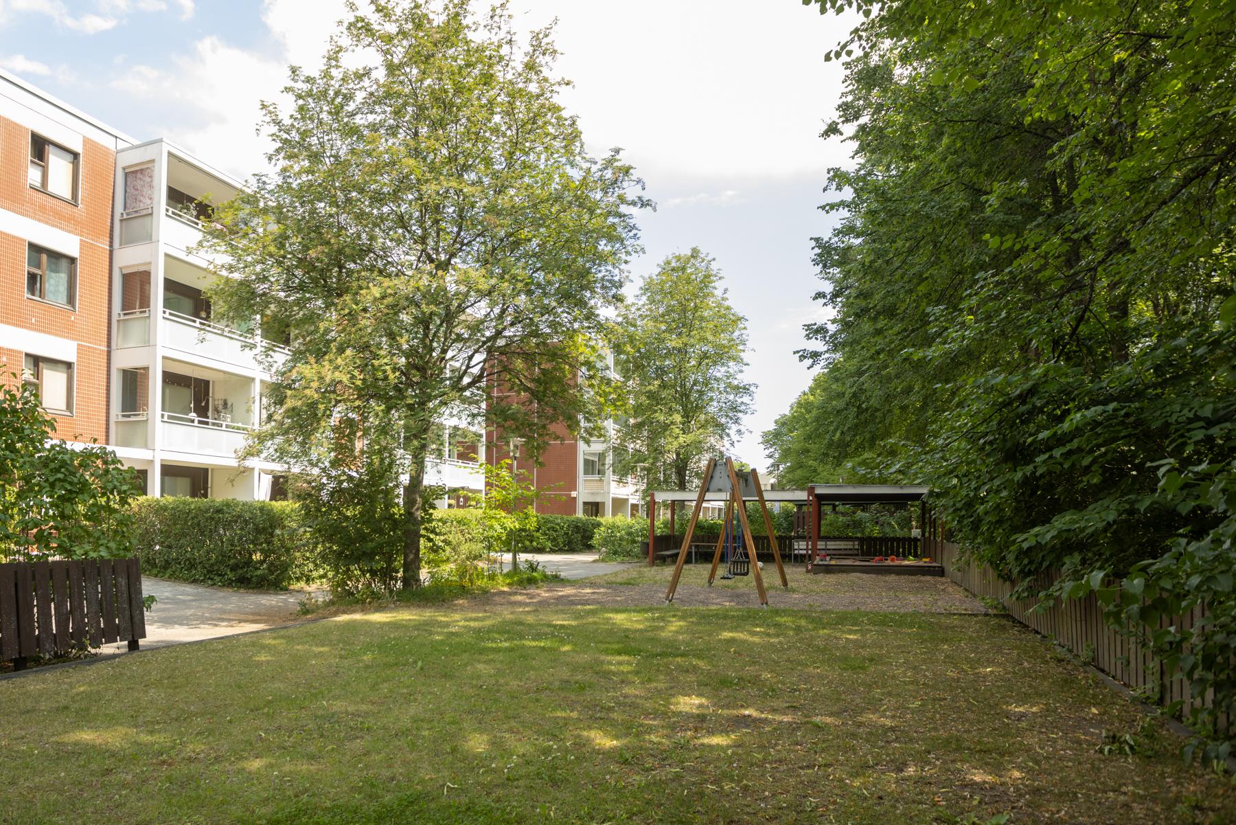 Taloyhtiön pihaa (vehreään aikaan)