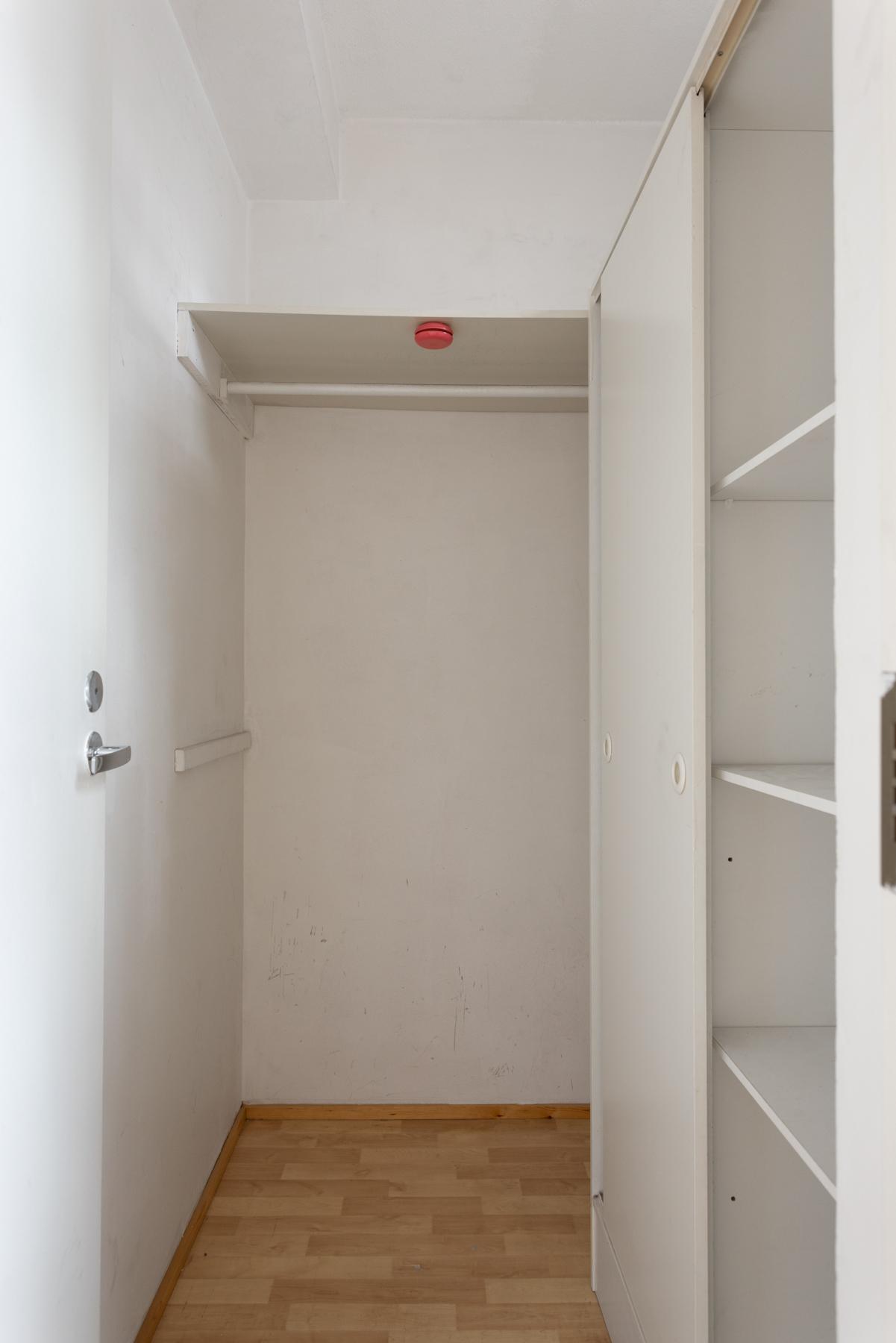 Vaatehuone, joka on makuuhuone 2 yhteydessä