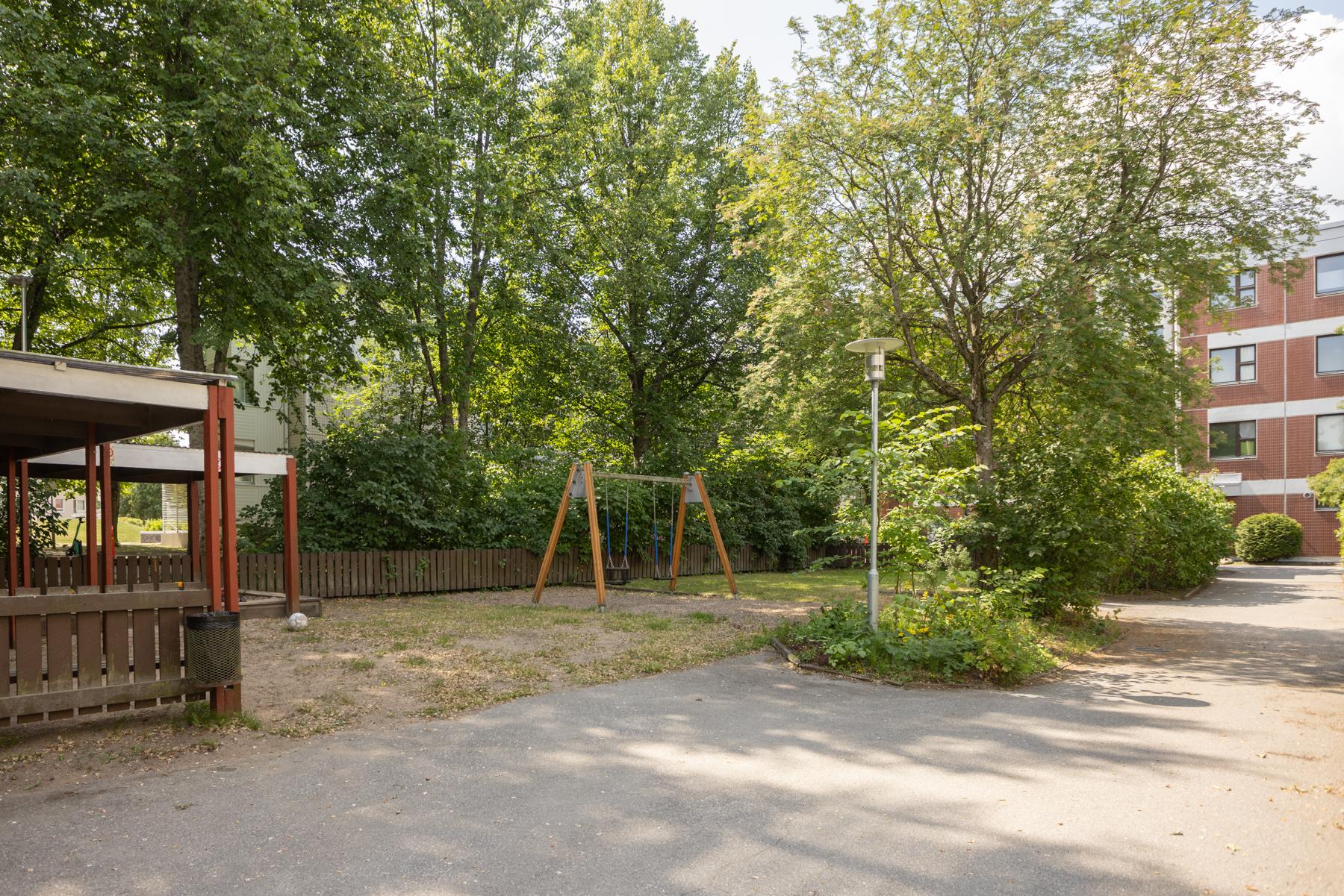 Taloyhtiön pihaa (vehreään aikaan)