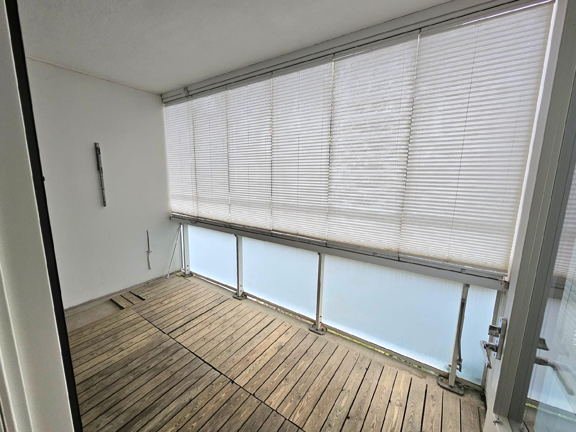 Tilavaa lasitettua parveketta