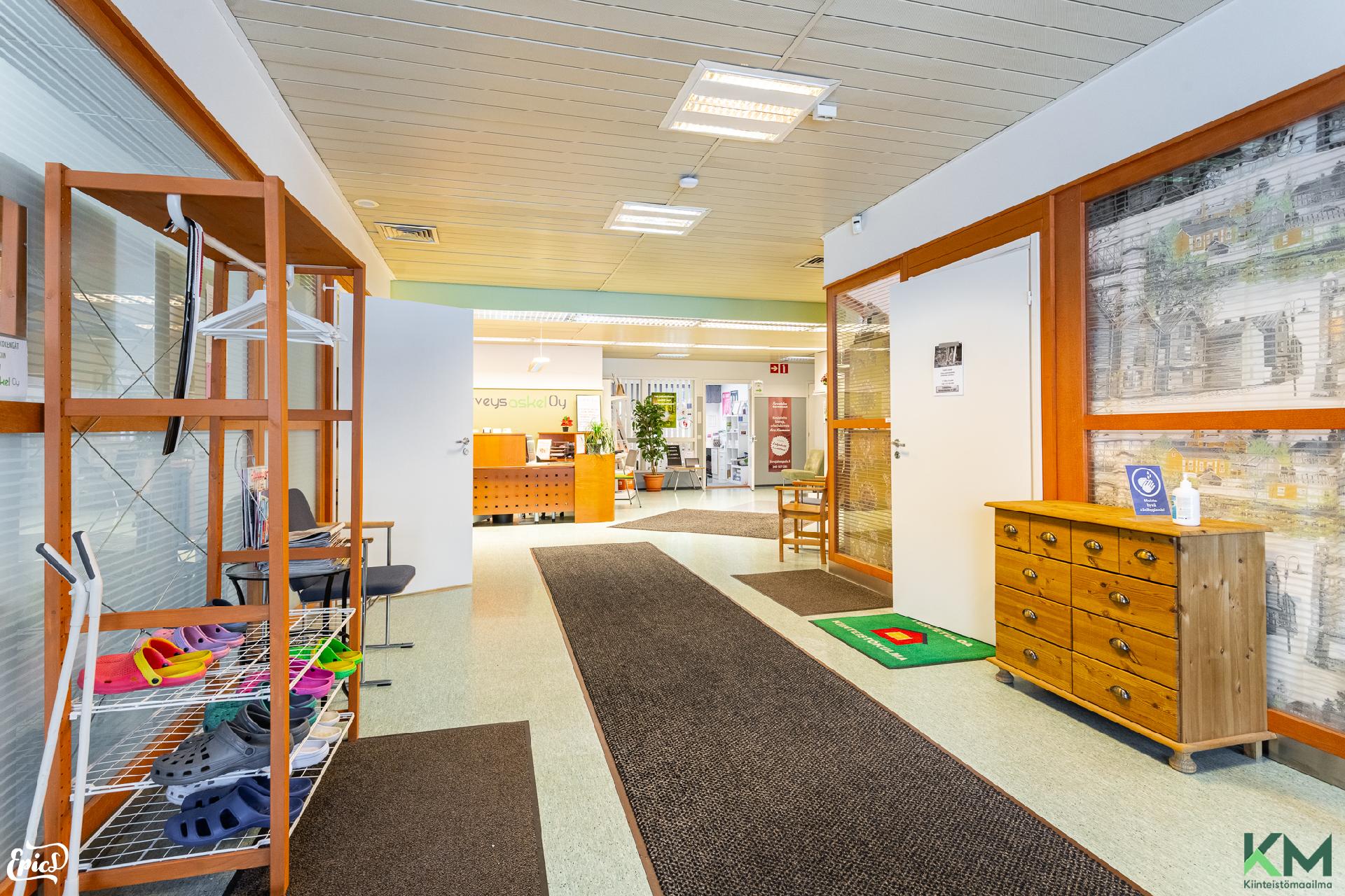 Oikealla puolen toimistotila jossa myös näyteikkunaa tampereentielle.