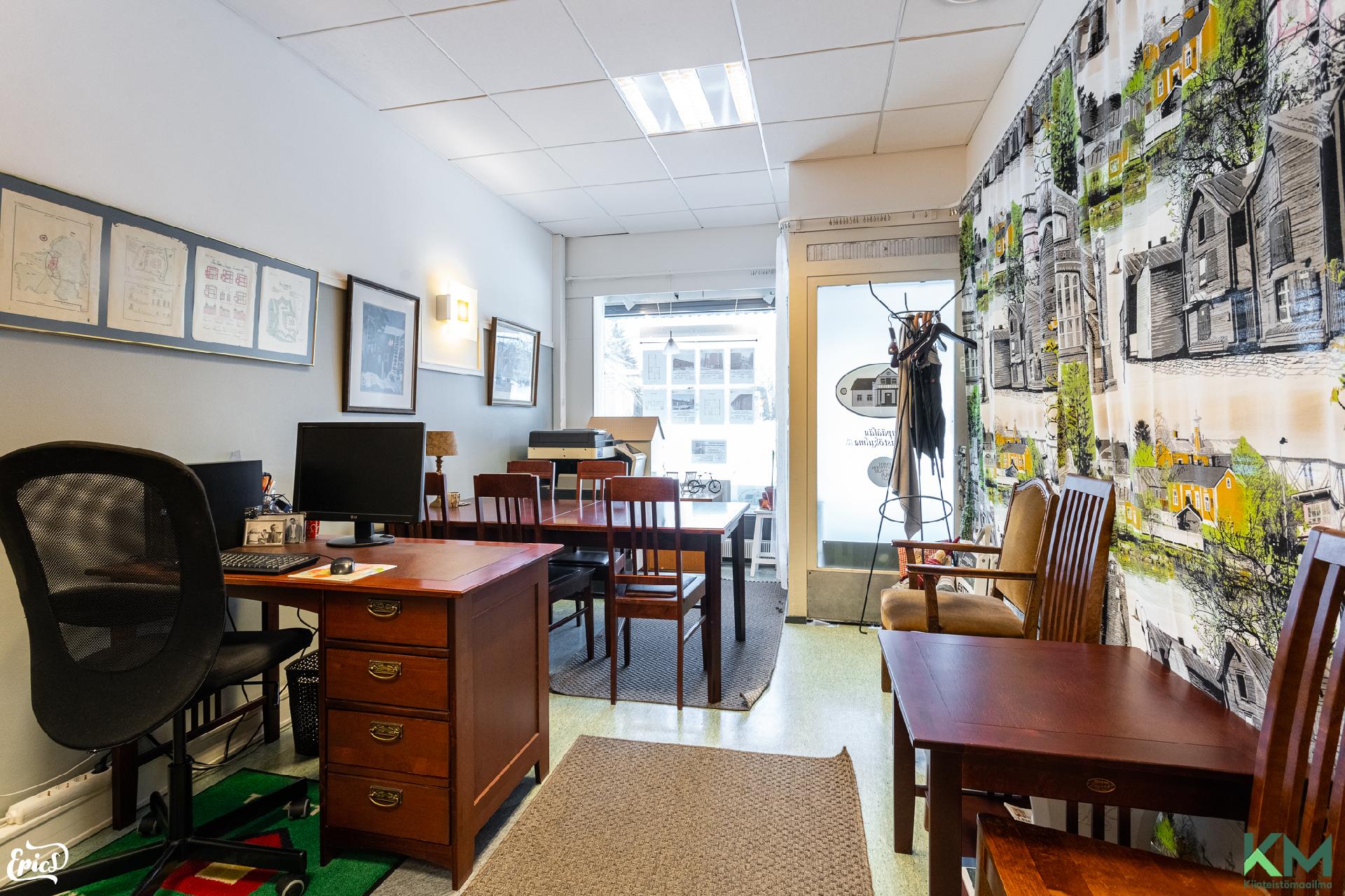 Oikean puolen toimistotila sisältä ikkunalle päin