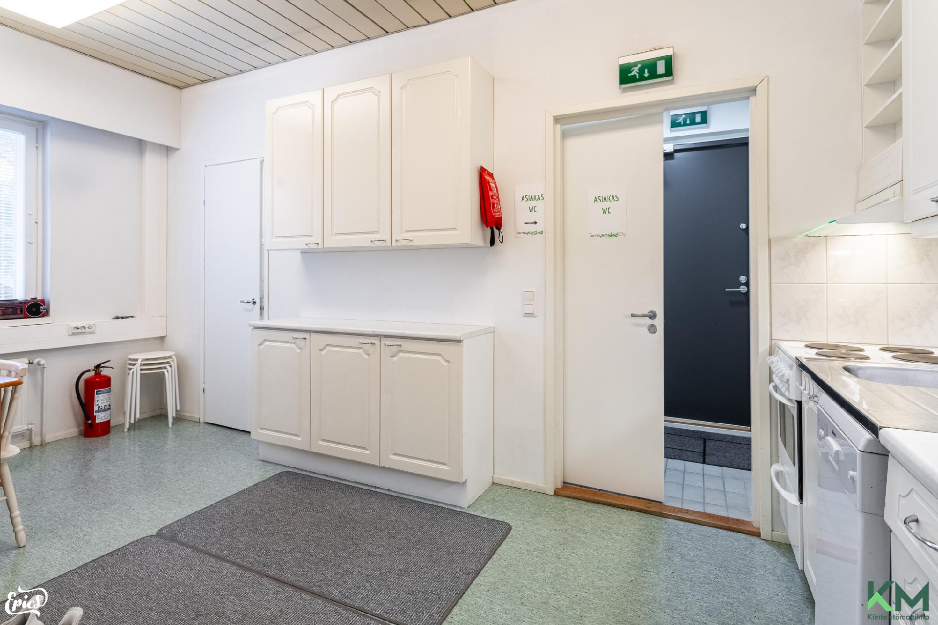 Keittiön perältä käynti ulos.