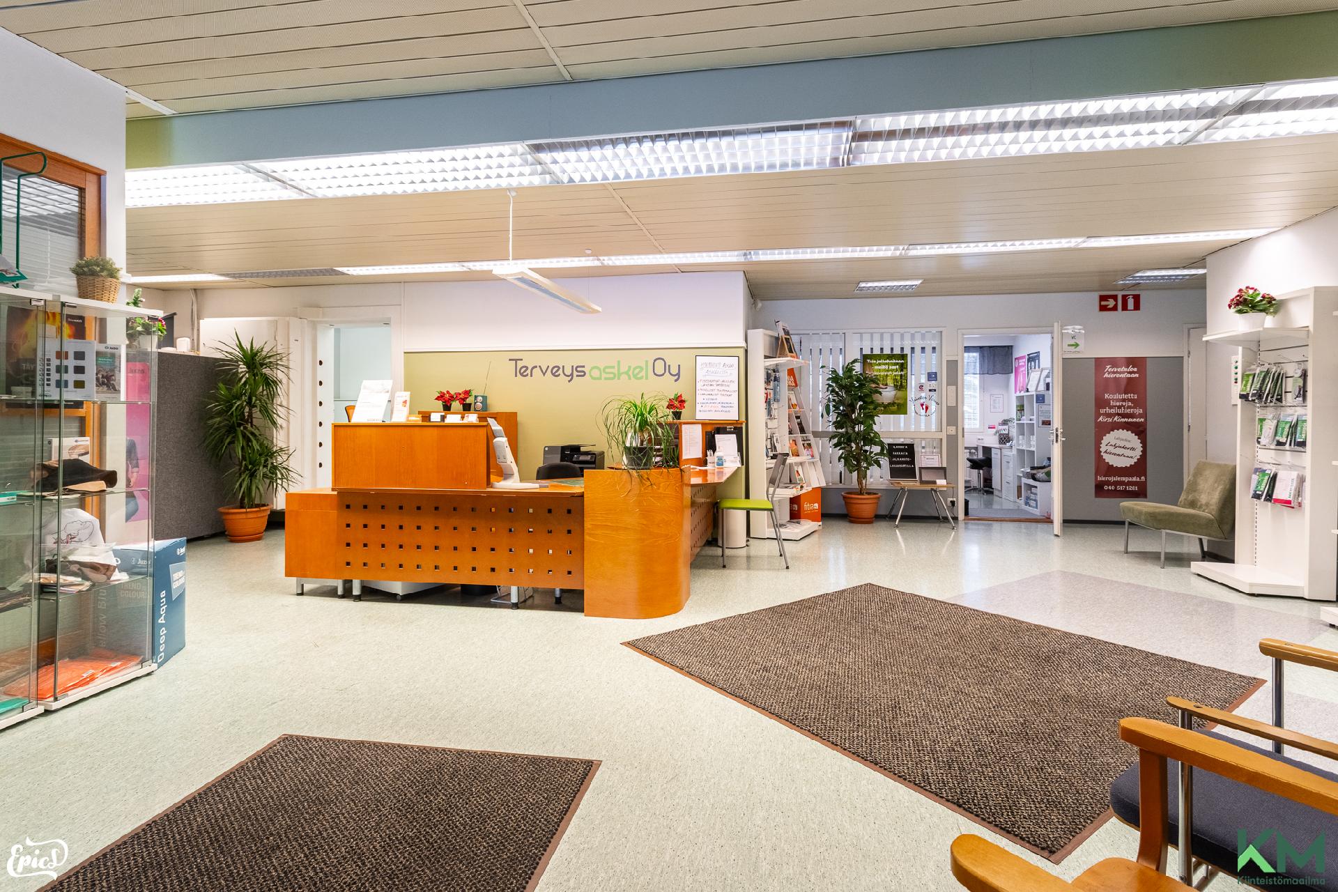 Aulan oikealla puolen 3 toimistilaa, yhteiset keittiötilat ja wc. Vasemmalla yksi toimistotila ja käynti alakertaan.