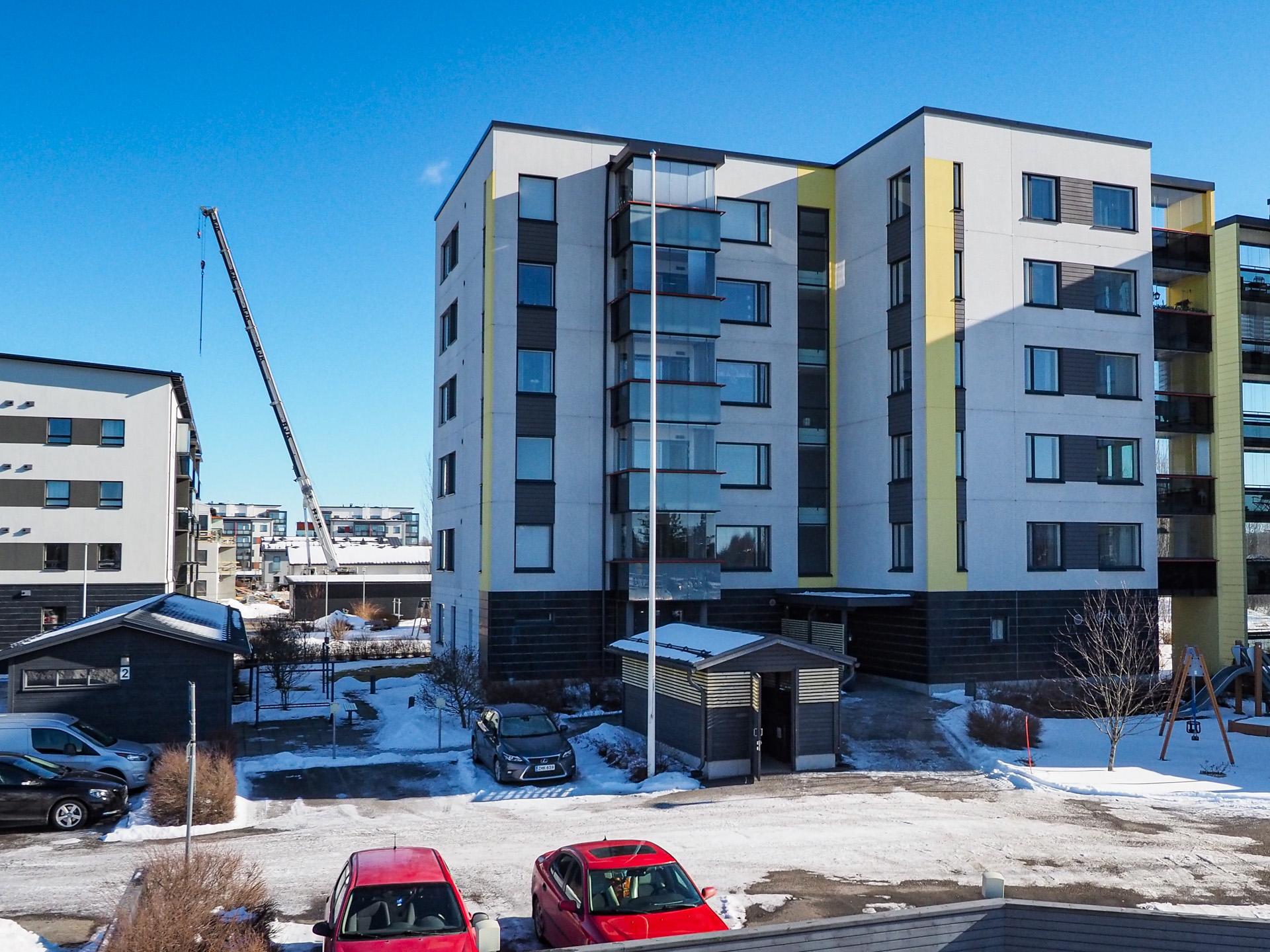 Kauppakeskus, juna-asema jne. ovat lähellä