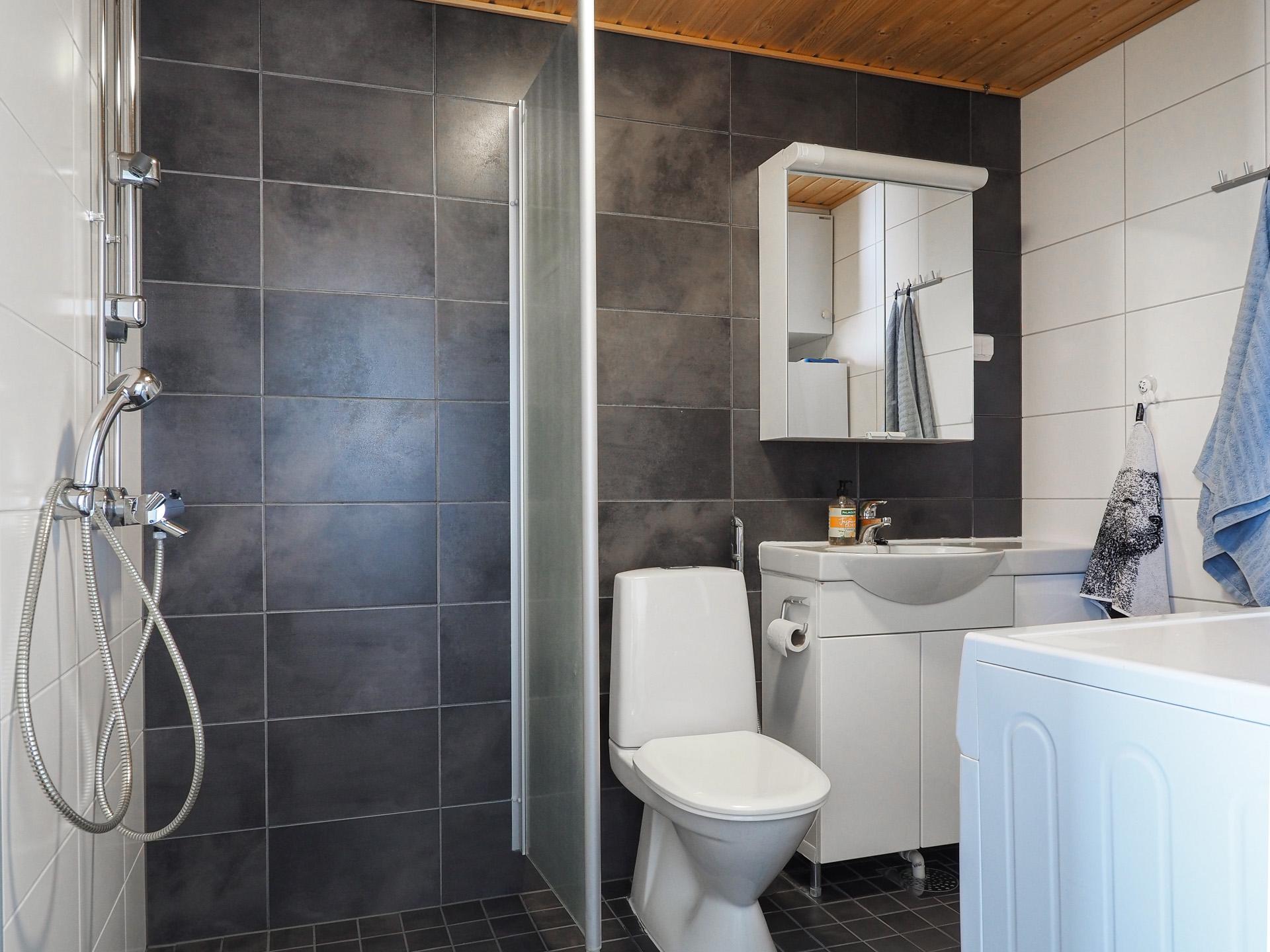 Nykyaikainen kokonaan laatoitettu kylpyhuone