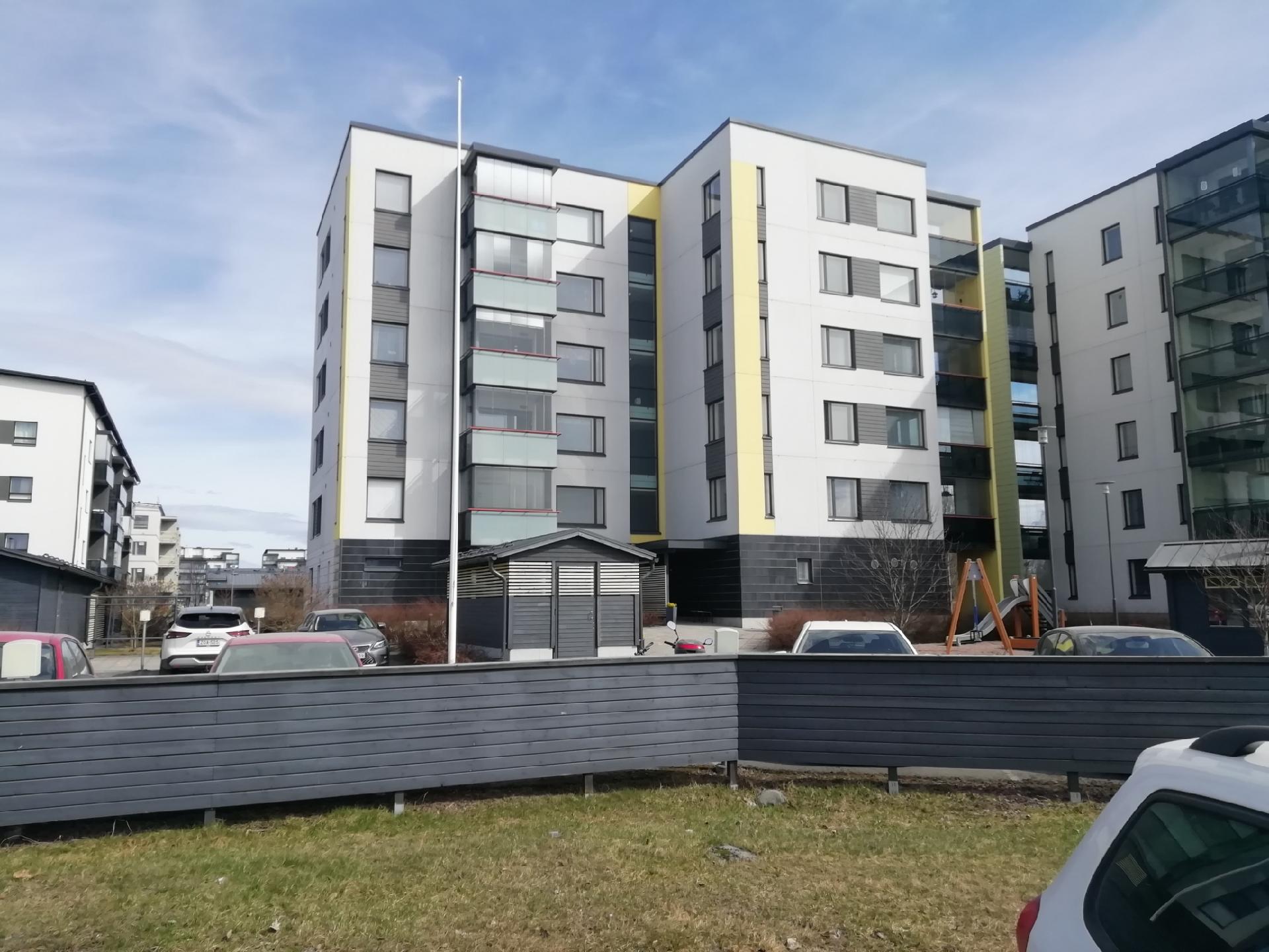 Palveluiden lähelle v. 2013 valmistunut hissitalo 