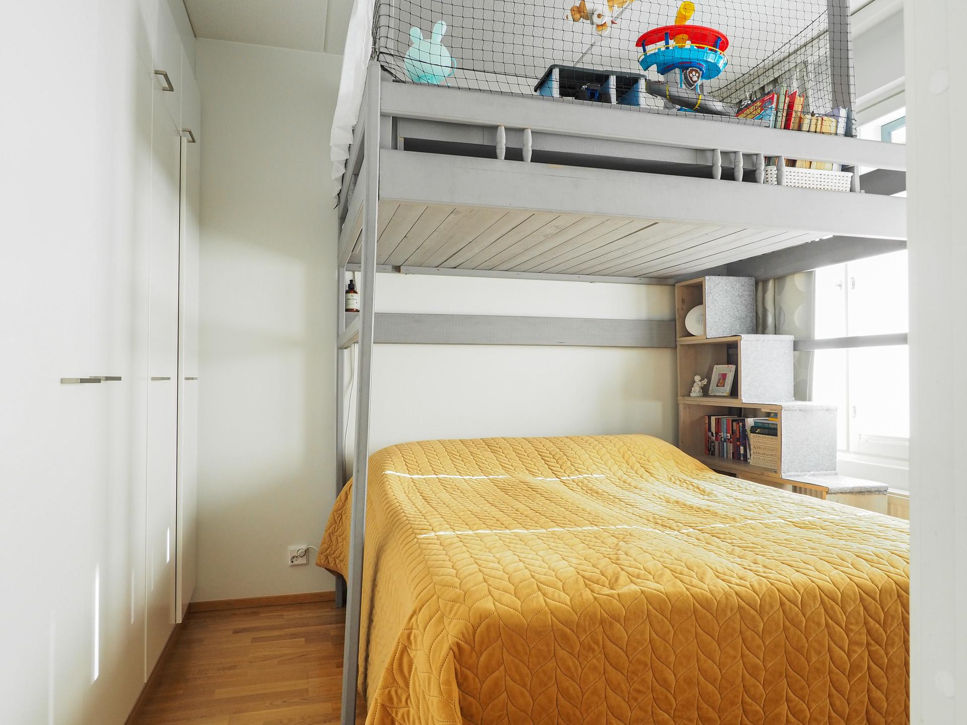 Makuuhuoneen kaapistot avittavat säilytyksessä