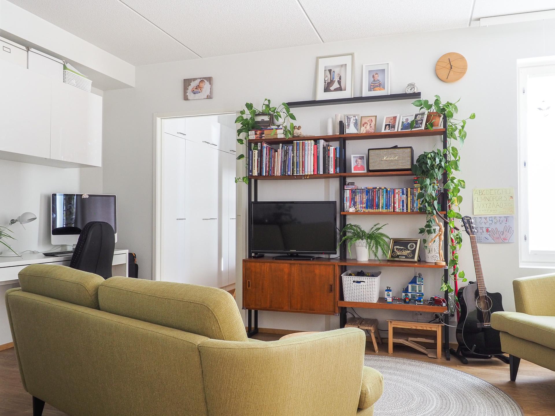 Olohuonetilan parkettilattia on vuodelta 2021