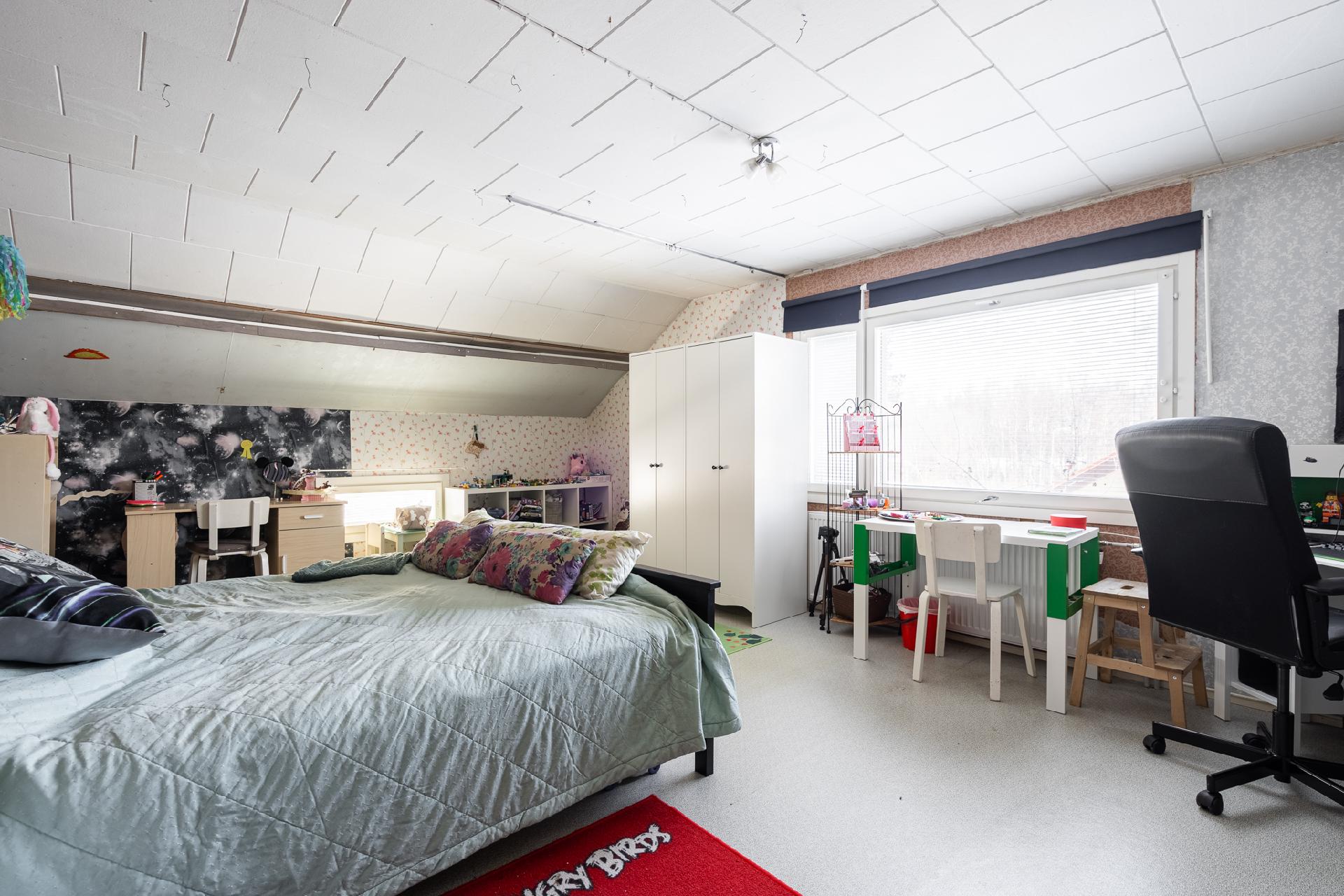 Yläkerran makuuhuone 1