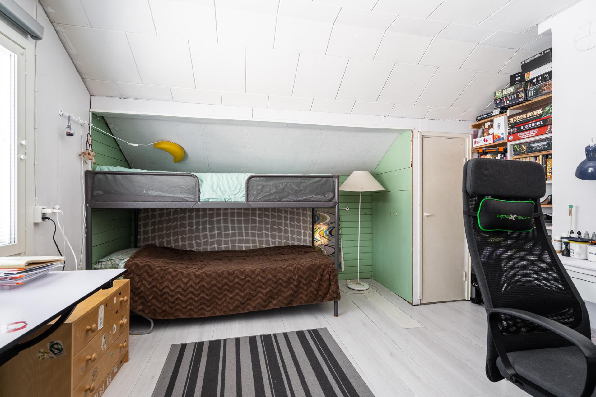 Yläkerran makuuhuone 2