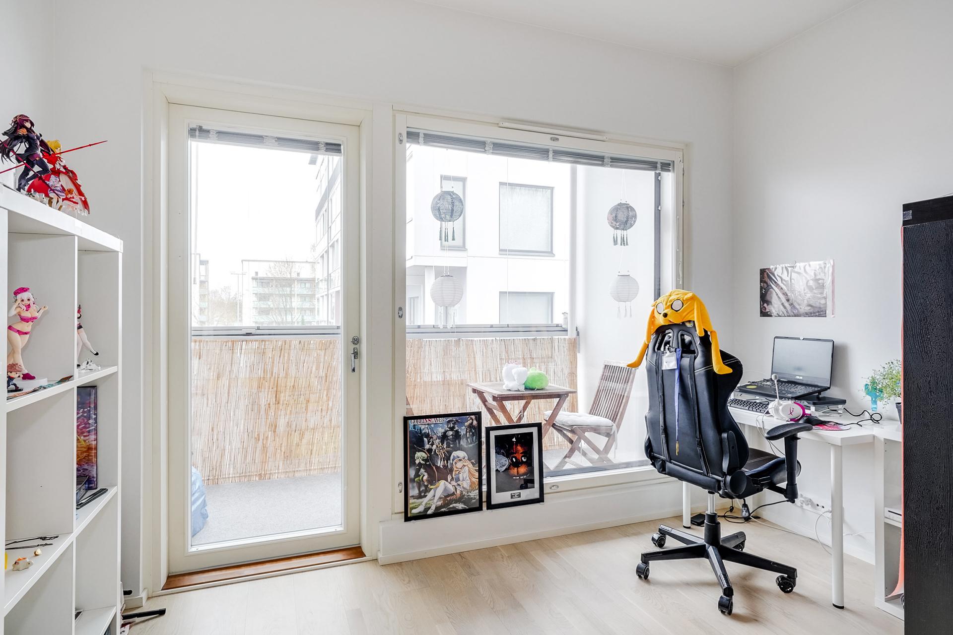 Isot ikkunat sekä käynti lasitetulle parvekkeelle