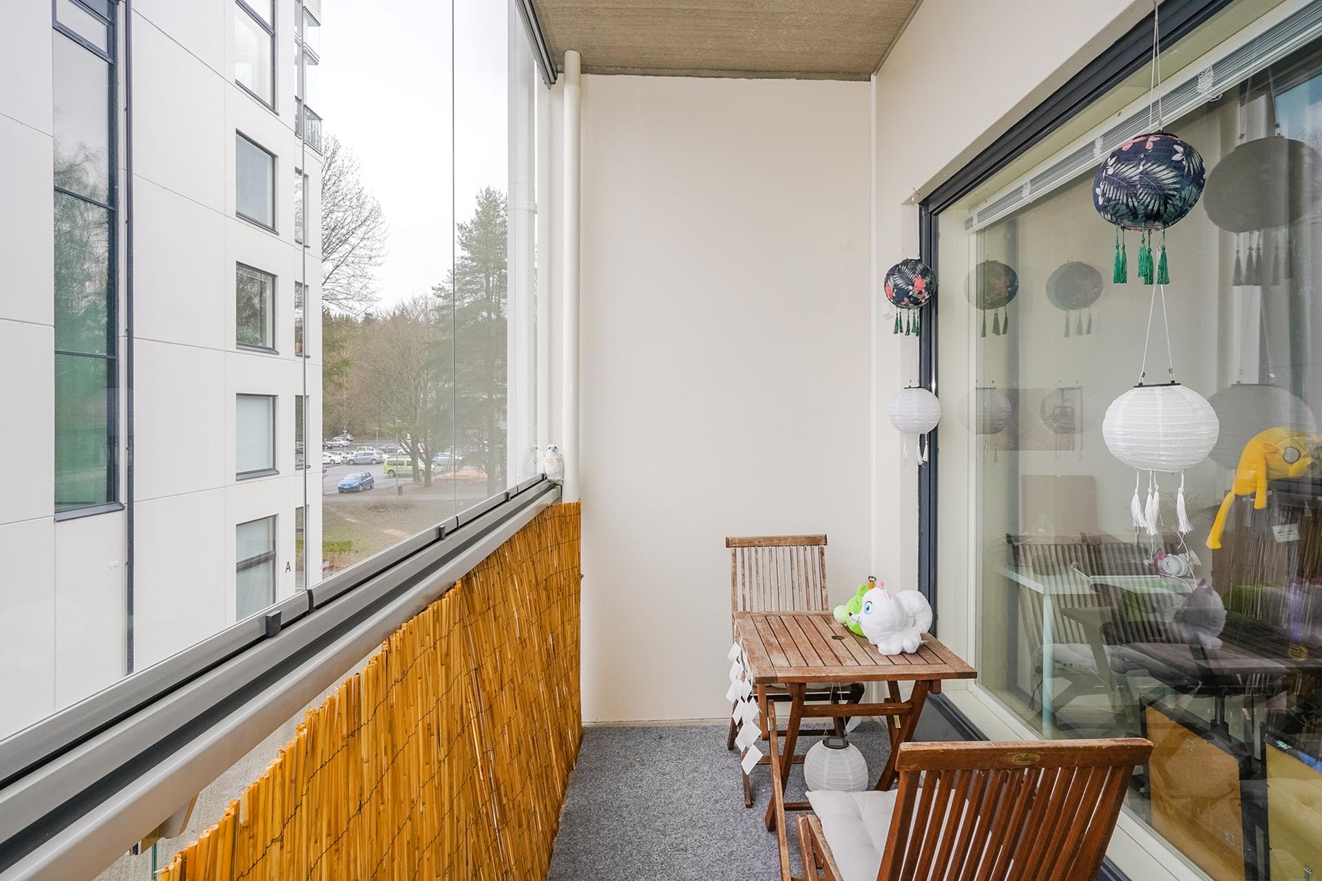 Hyvän kokoinen parveke, rauhallisilla näkymillä