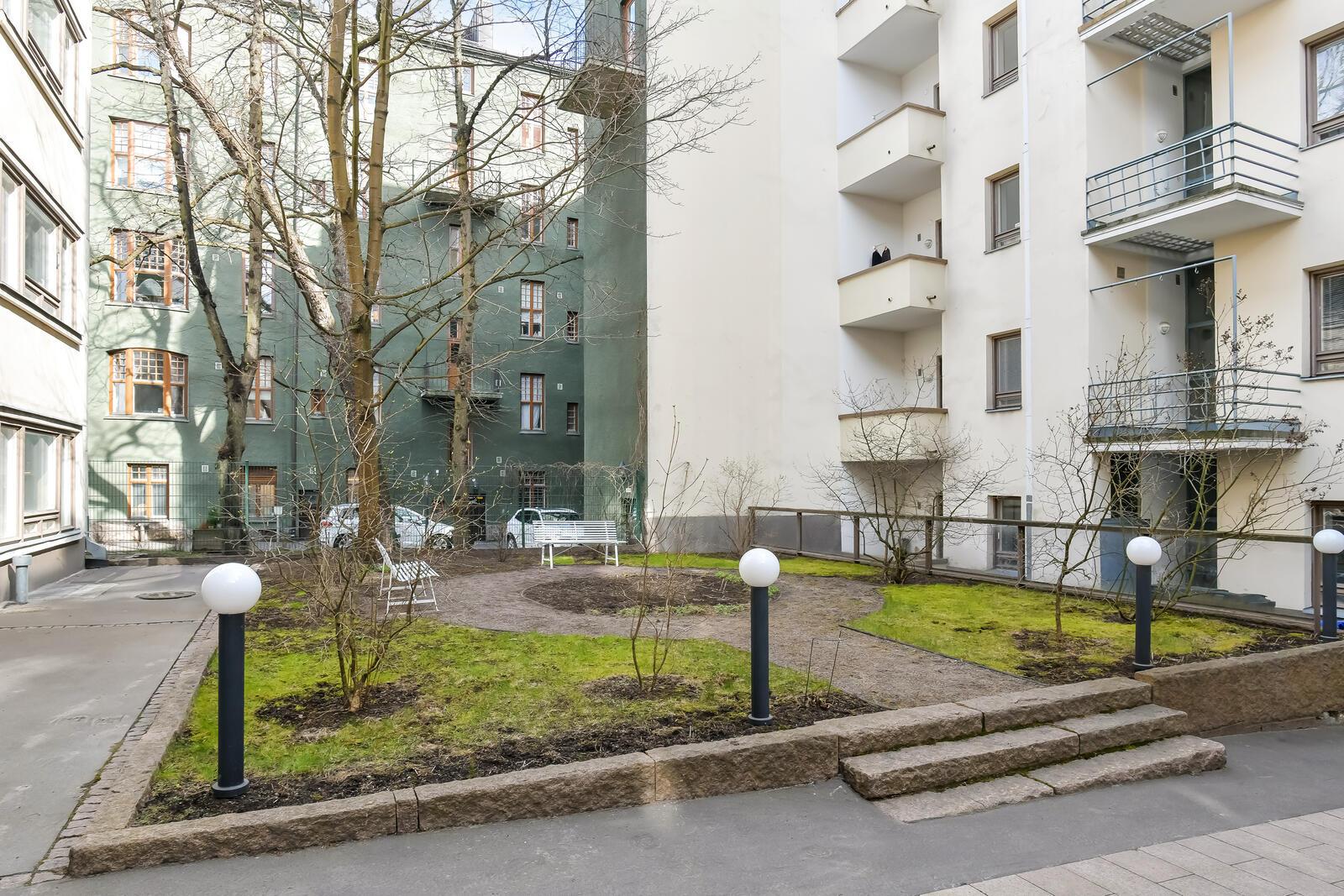 Näkymät rauhallisen sisäpihan puolelle