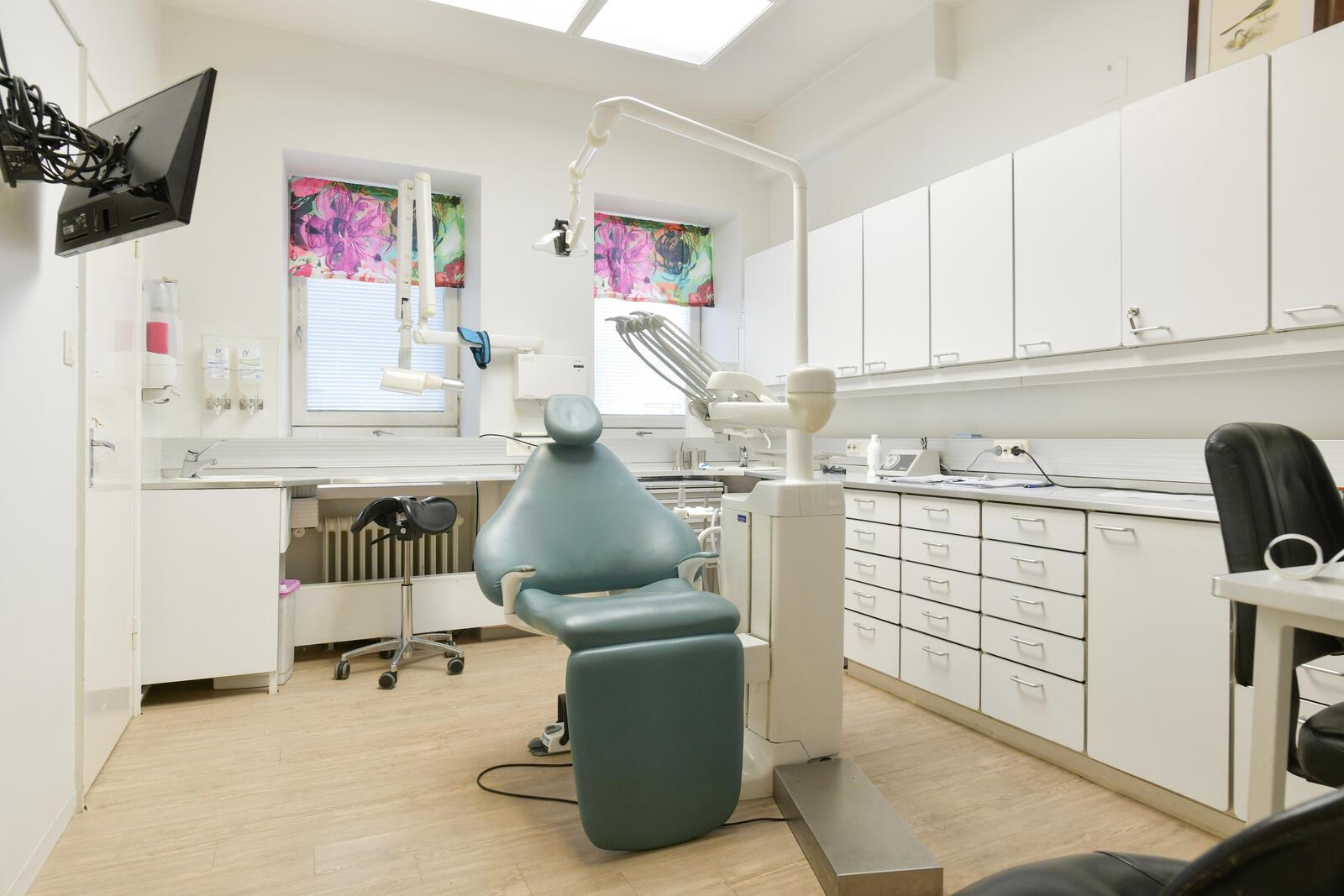 Huoneessa kaksi ikkunaa pihalle