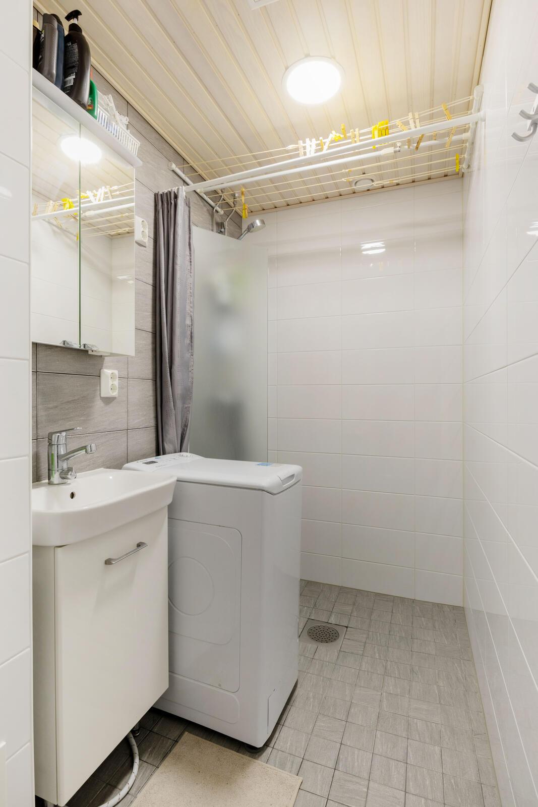 Kylpyhuoneessa tilaa pyykinpesukoneelle