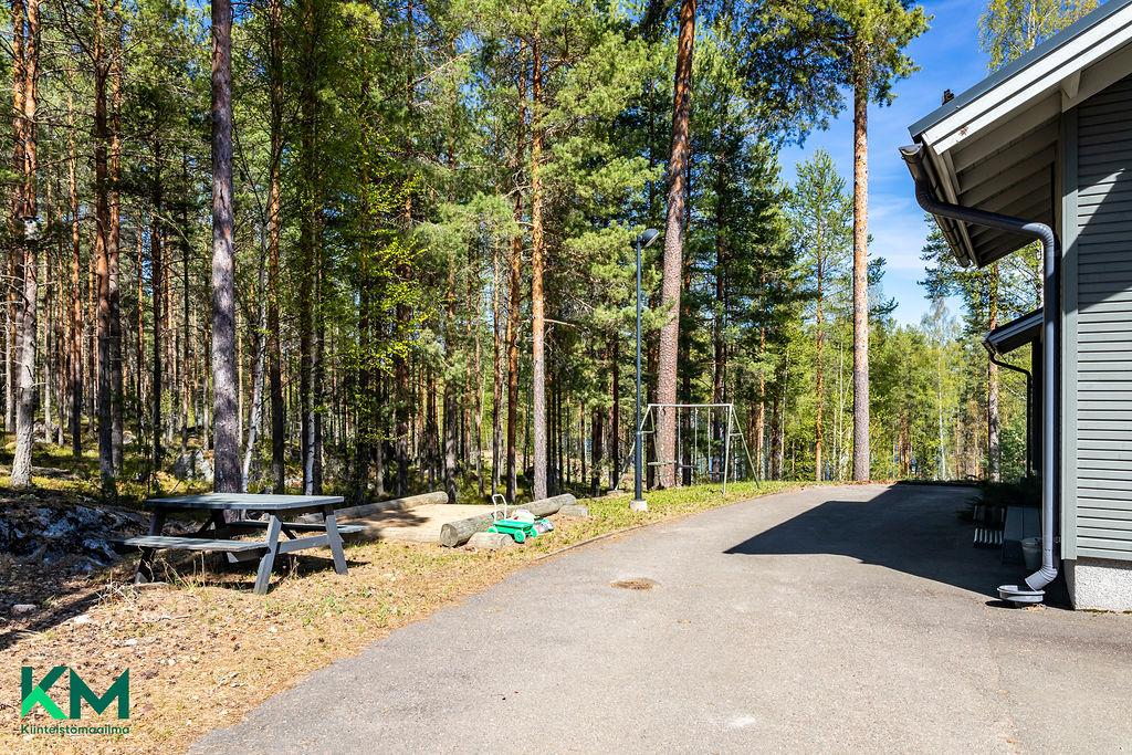 C talon edessä leikkipaikka