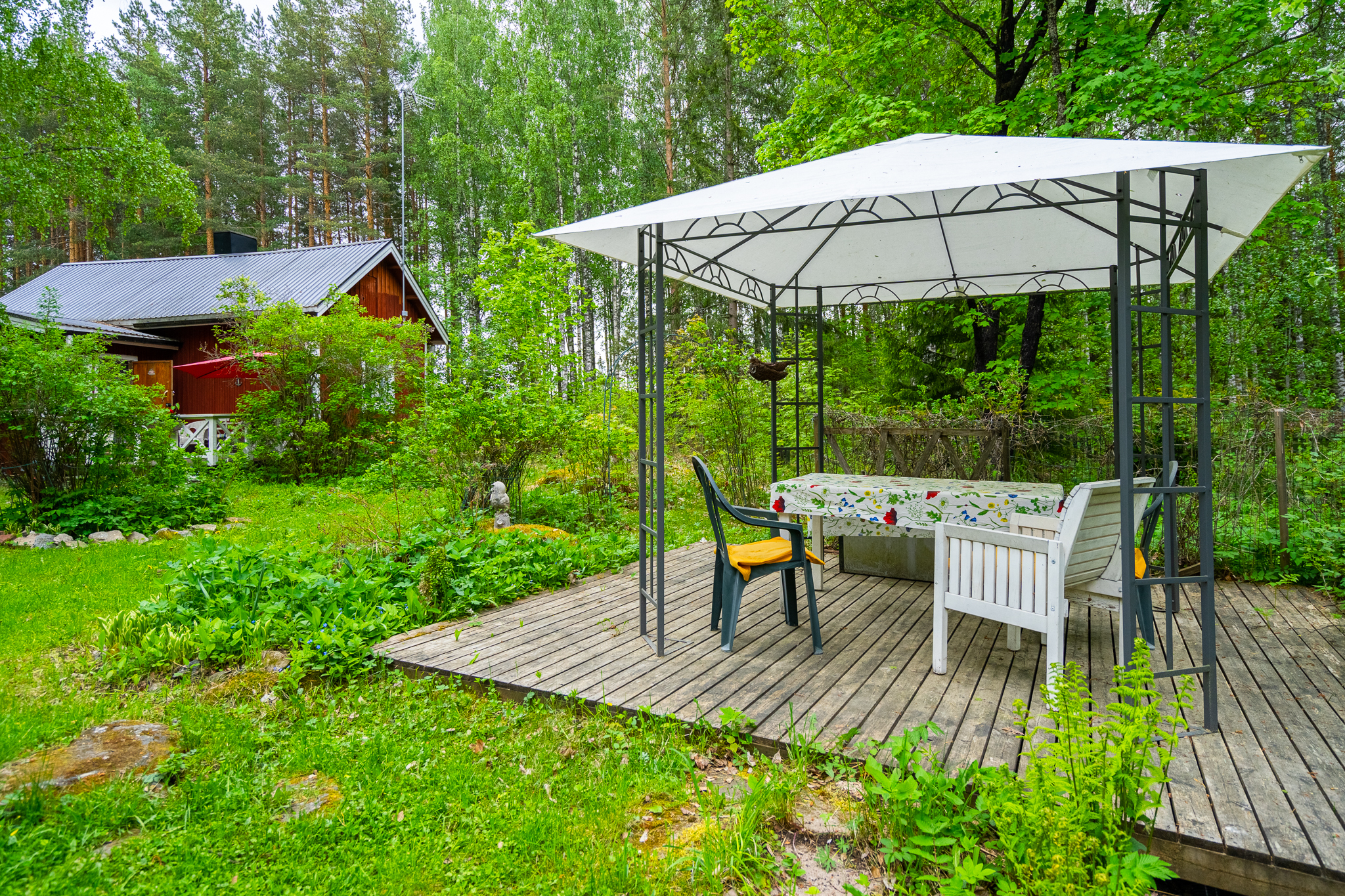 Pihassa viihtyisä terassialue