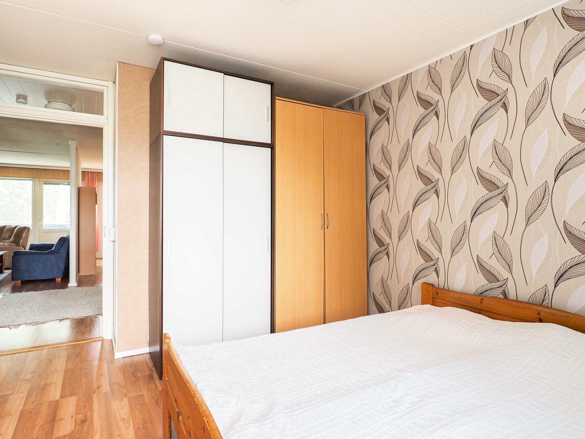 Makuuhuone 1:n kaapit kuuluvat kauppaan